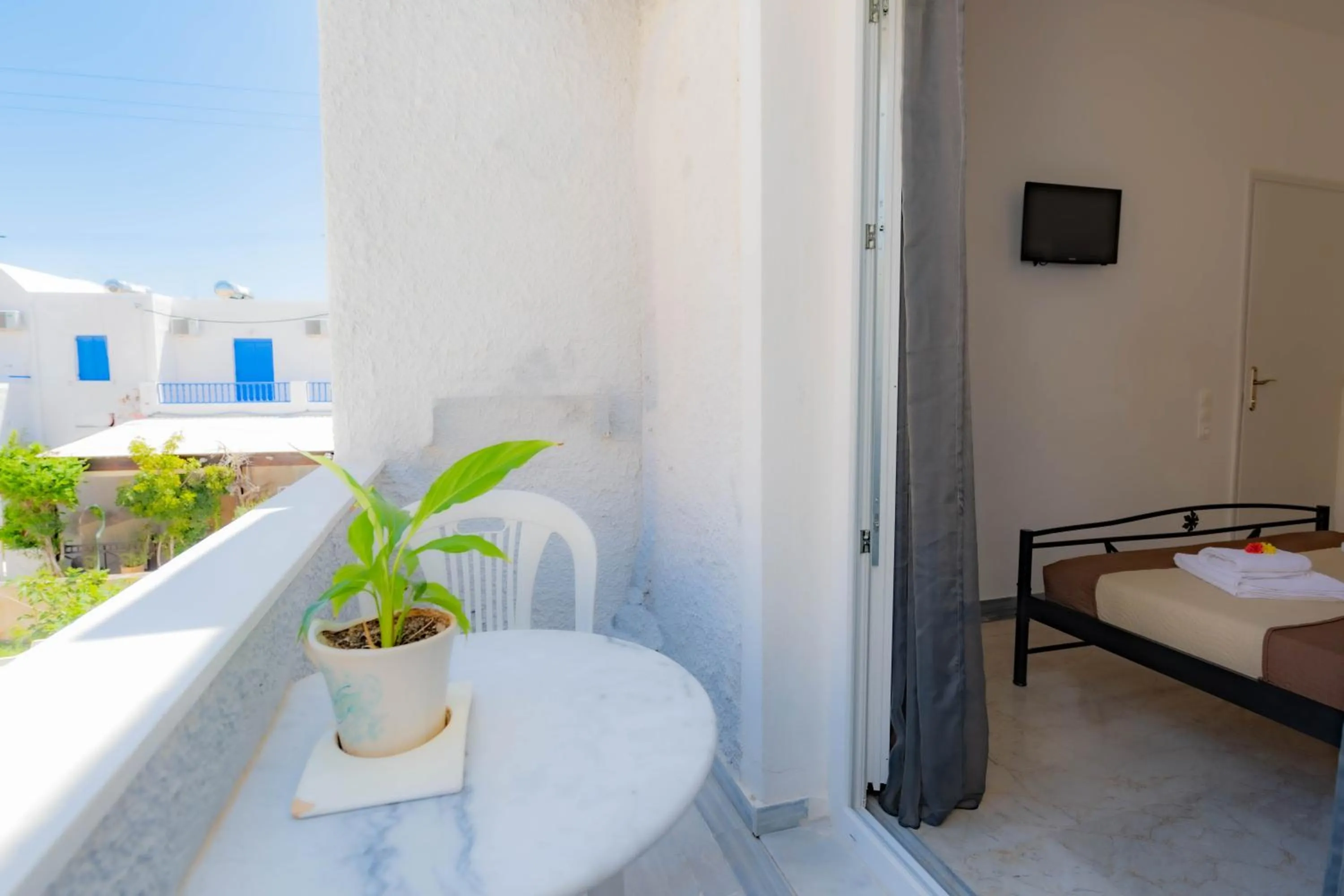 Property building, Bed in Join Us Low Cost Rooms