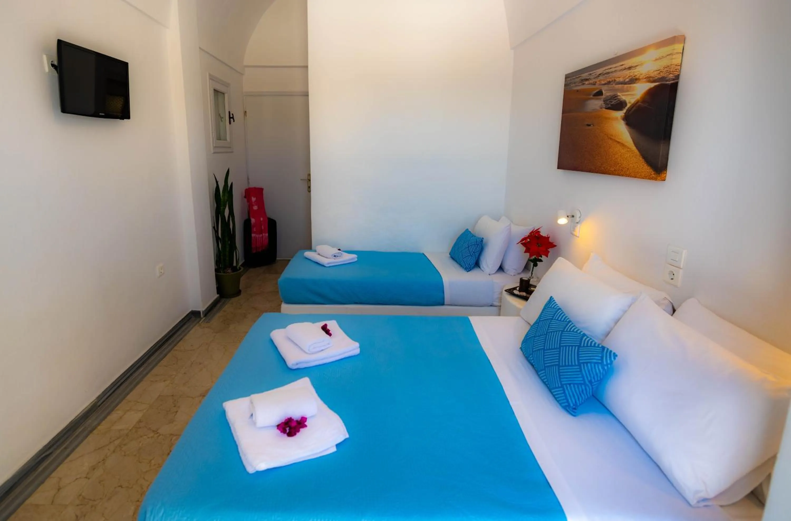 Photo of the whole room, Bed in Join Us Low Cost Rooms