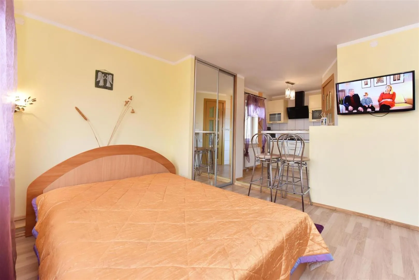 Photo of the whole room, Bed in Almuka