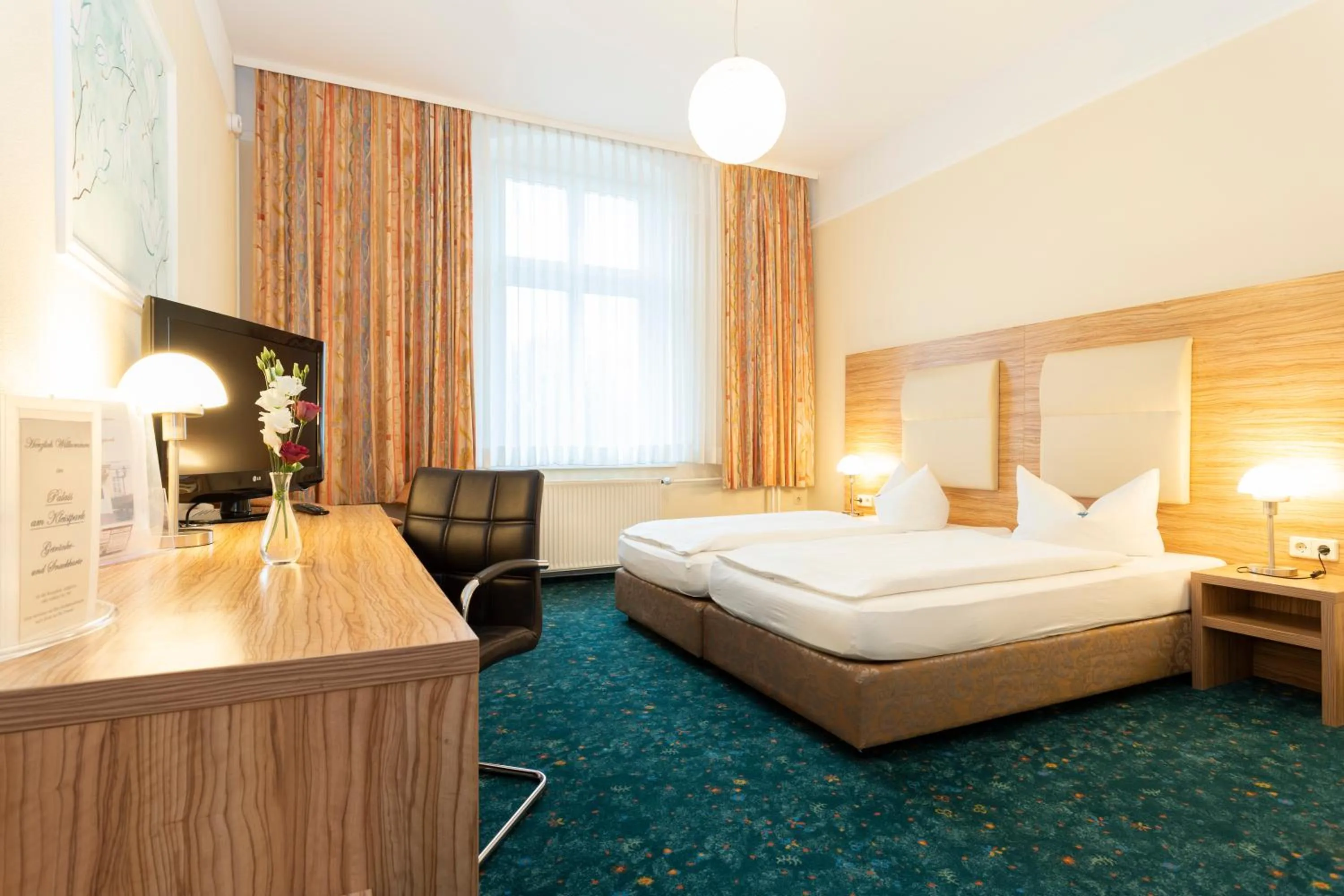 Photo of the whole room, Bed in Palais am Kleistpark