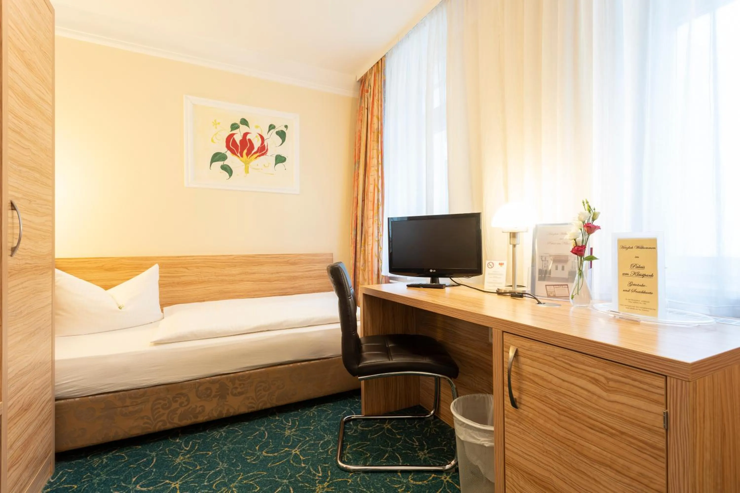 Photo of the whole room, Bed in Palais am Kleistpark