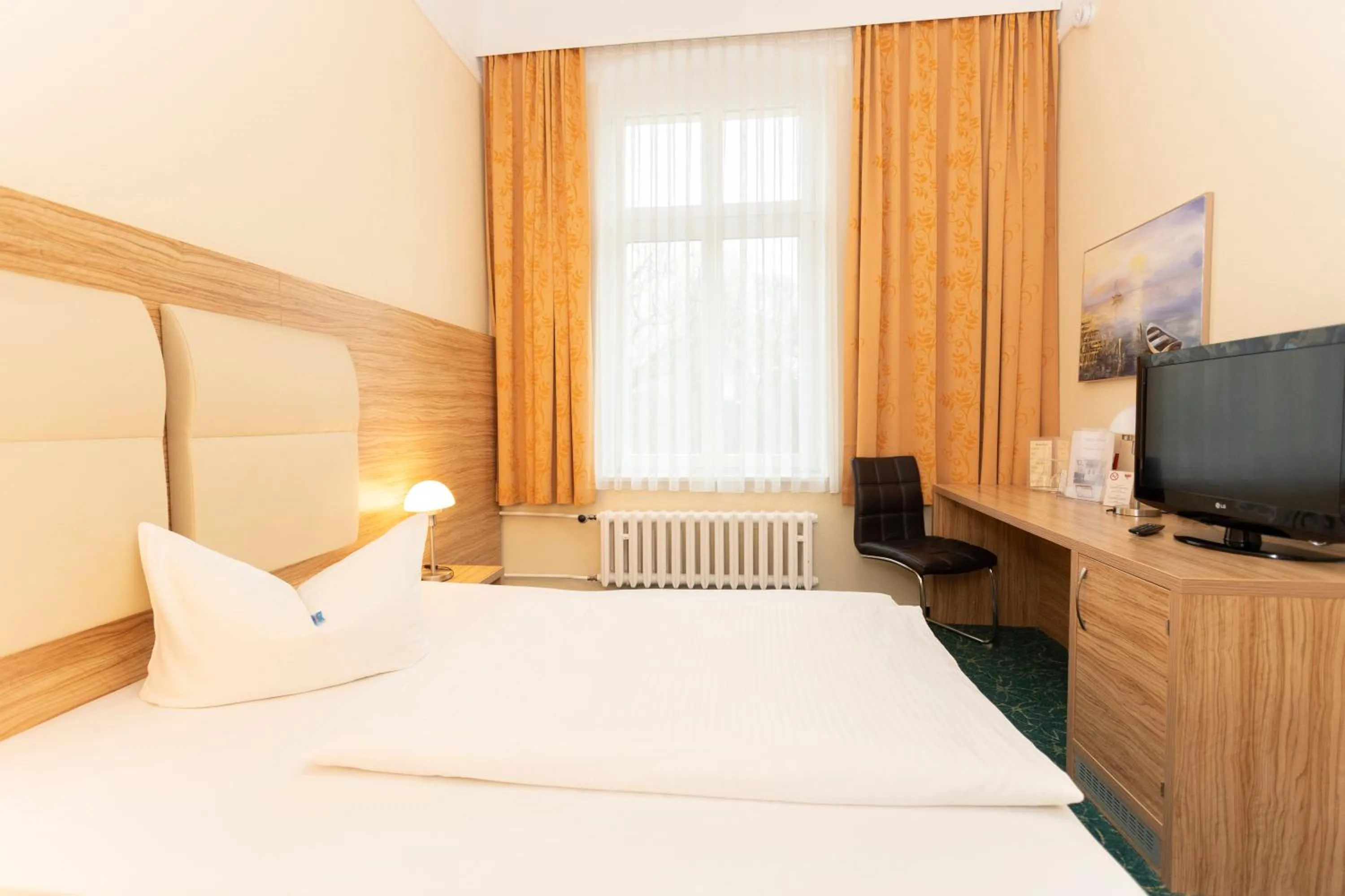 Photo of the whole room, Bed in Palais am Kleistpark