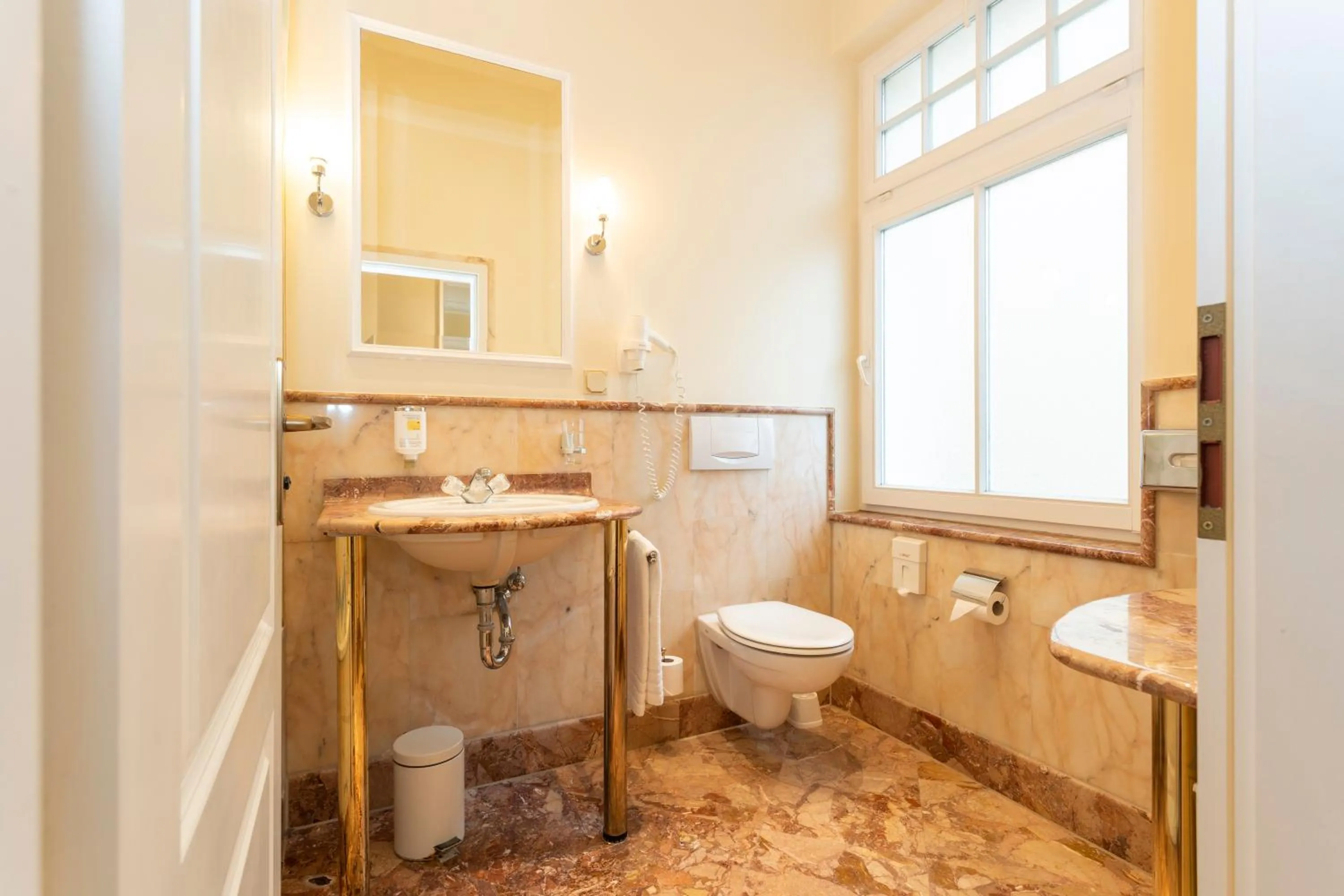 Shower in Palais am Kleistpark