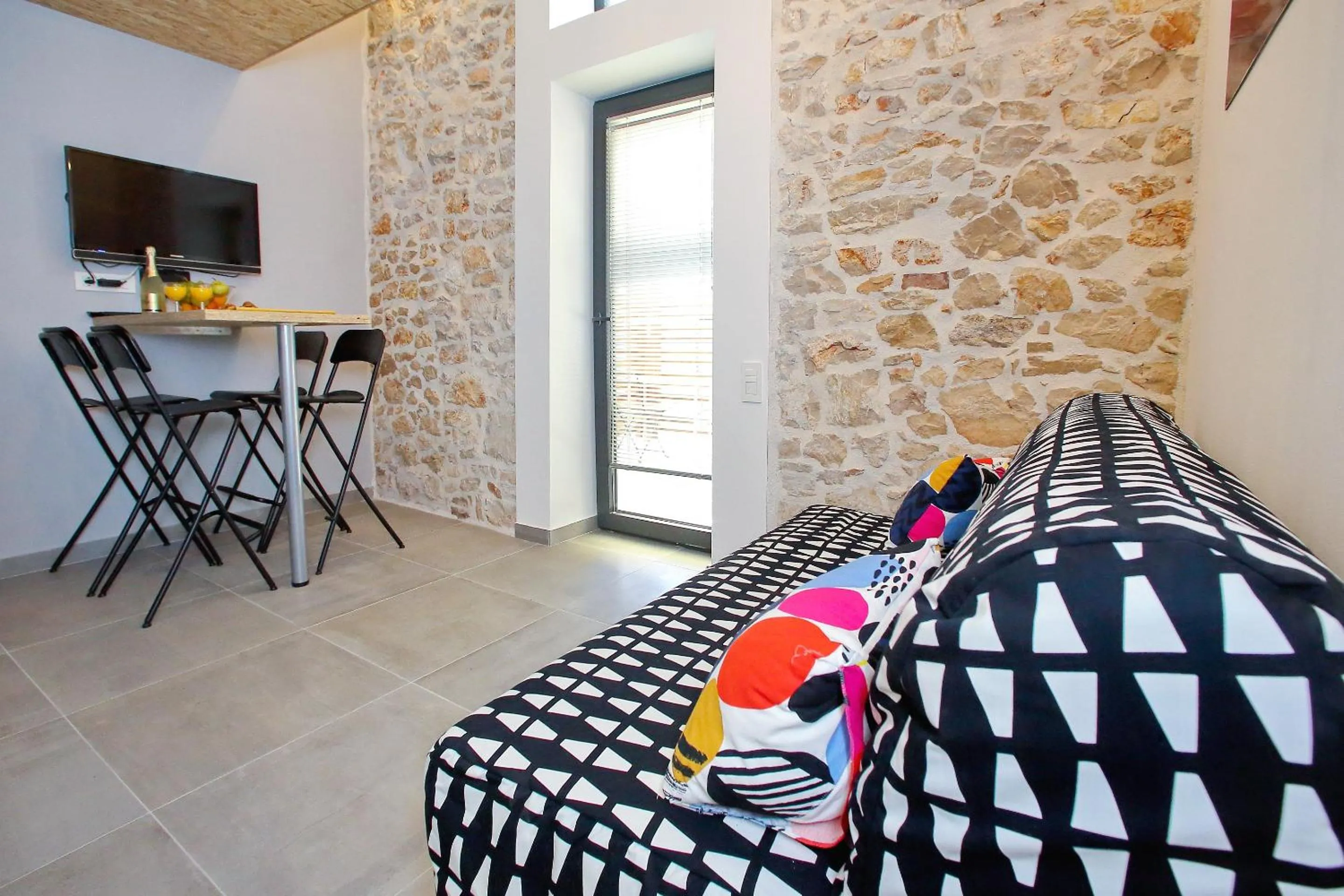 Kitchen or kitchenette, Bed in Guverna New City Accommodation