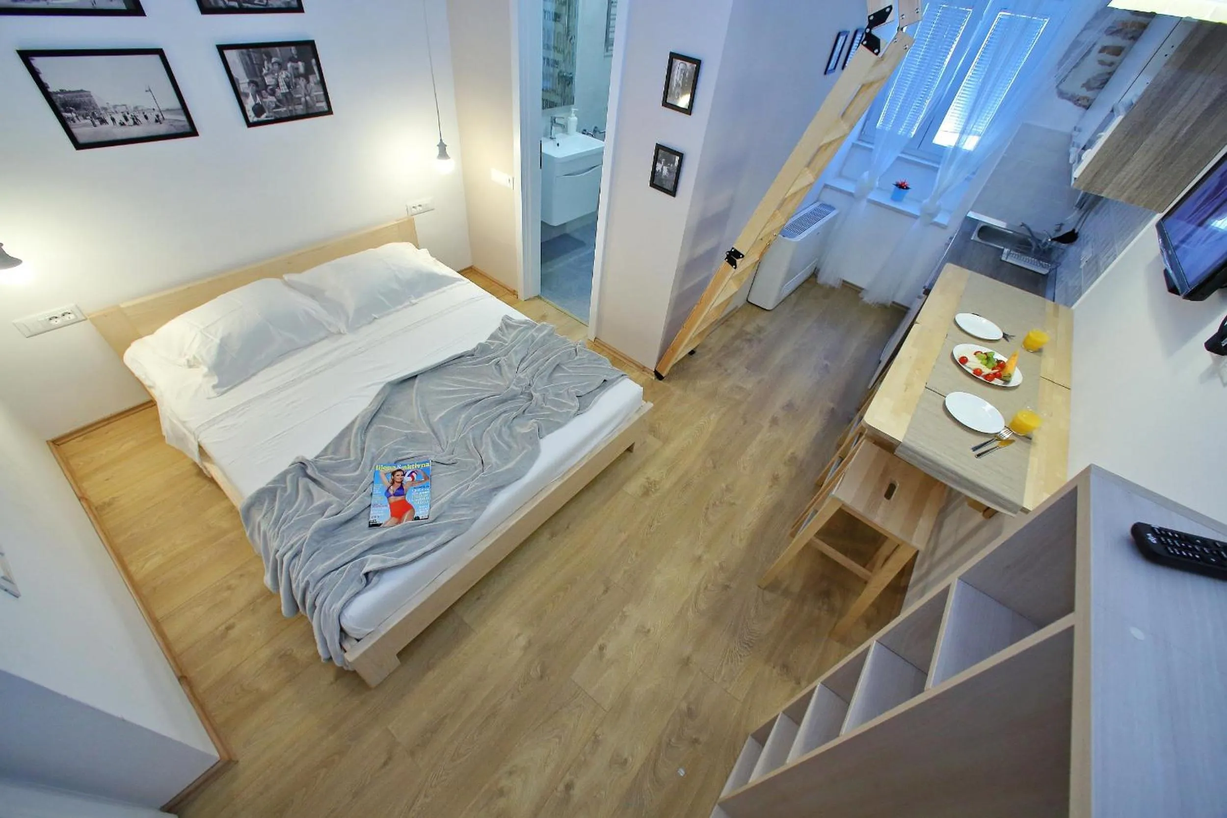 Kitchen or kitchenette, Bed in Guverna New City Accommodation
