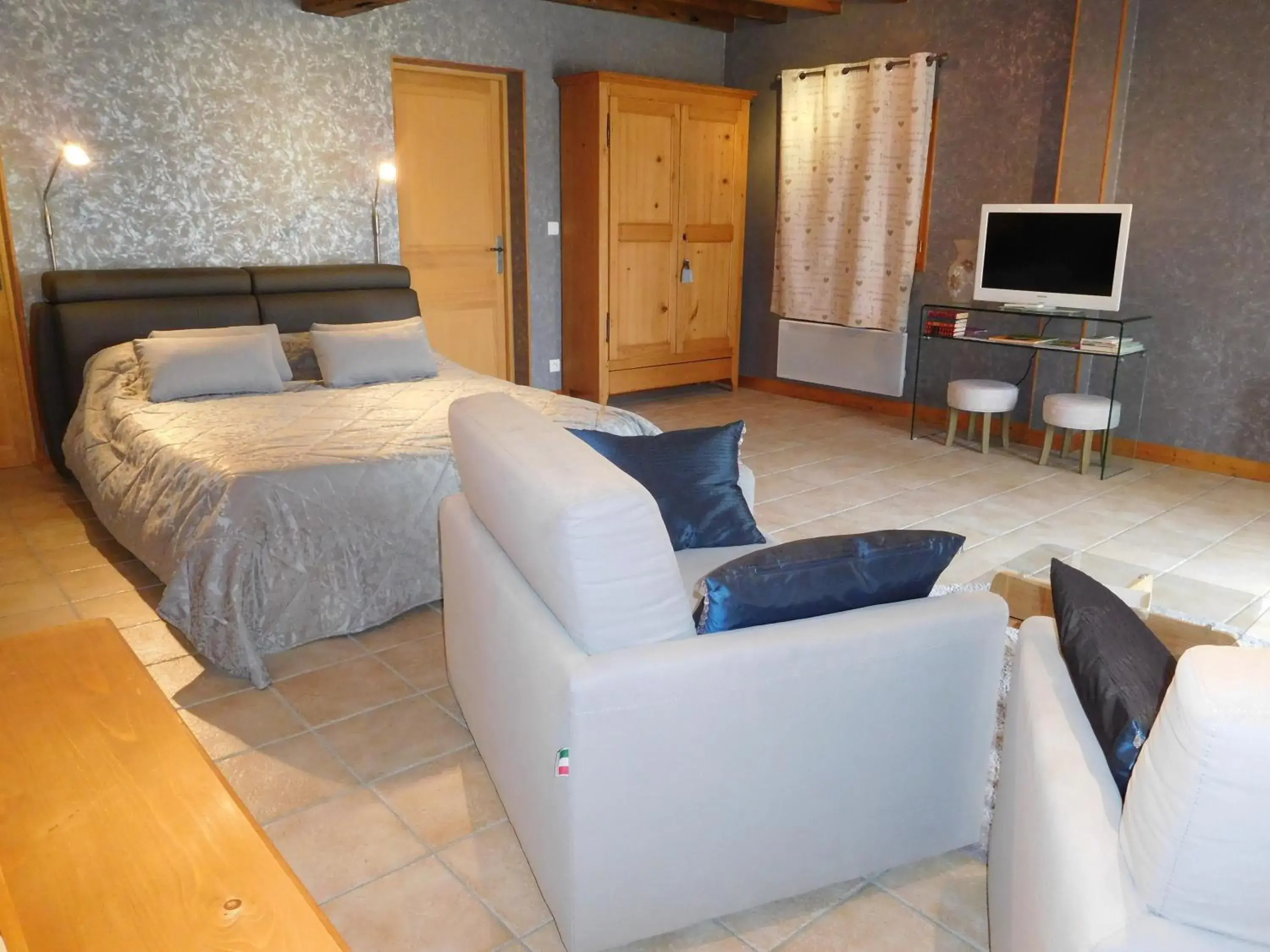 Deluxe Double Room in La Chambre D'amis LA COSTIGNIERES Deluxe Double Room in La Chambre D'amis LA COSTIGNIERES