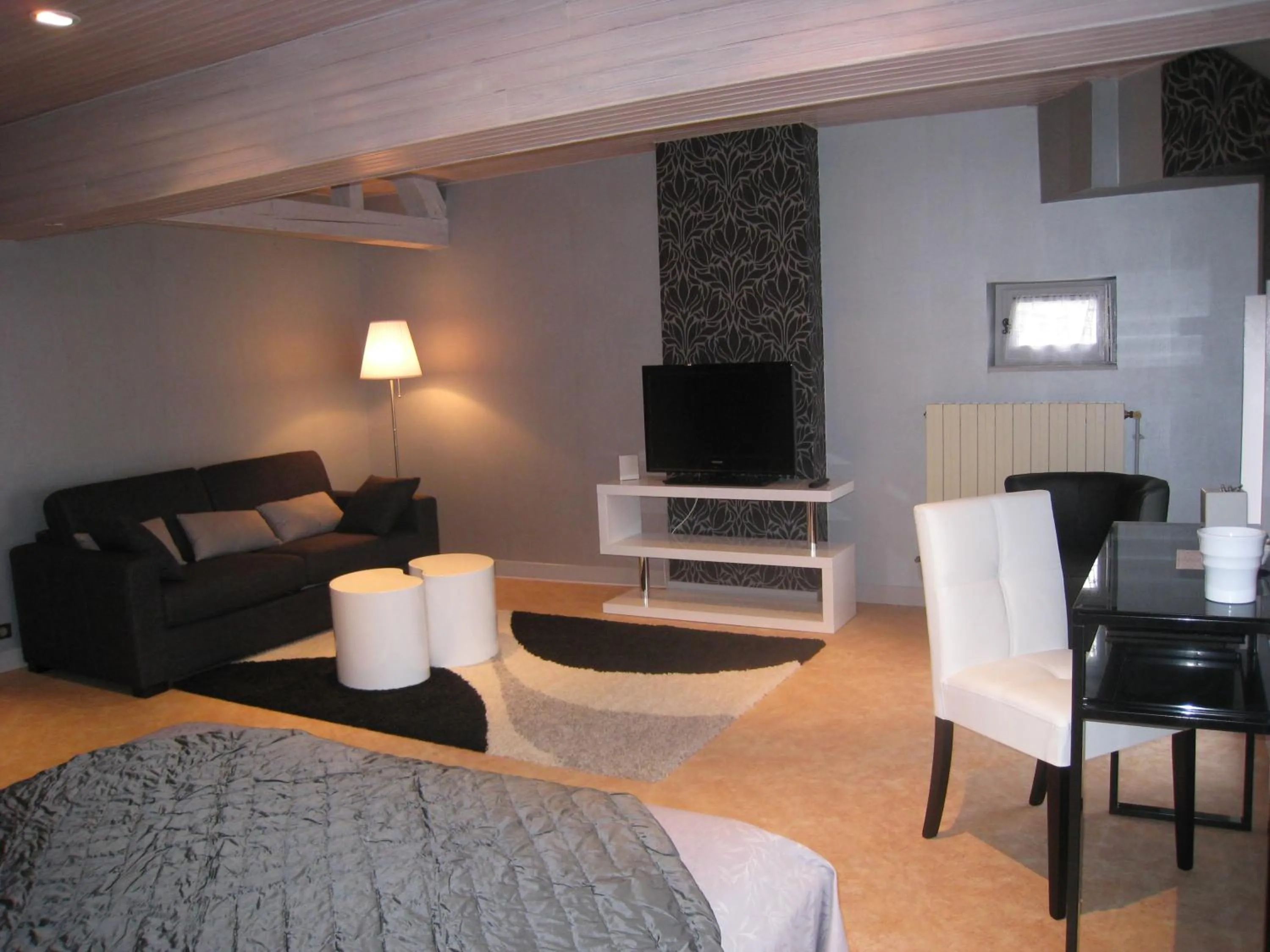 Photo of the whole room, Bed in La Chambre D'amis LA COSTIGNIERES