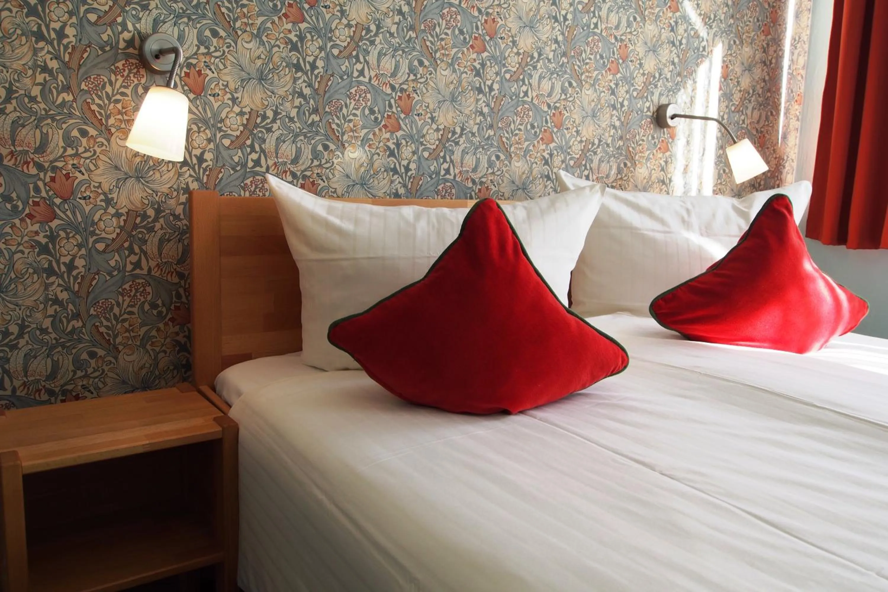 Photo of the whole room, Bed in GastHaus Hotel Bremen