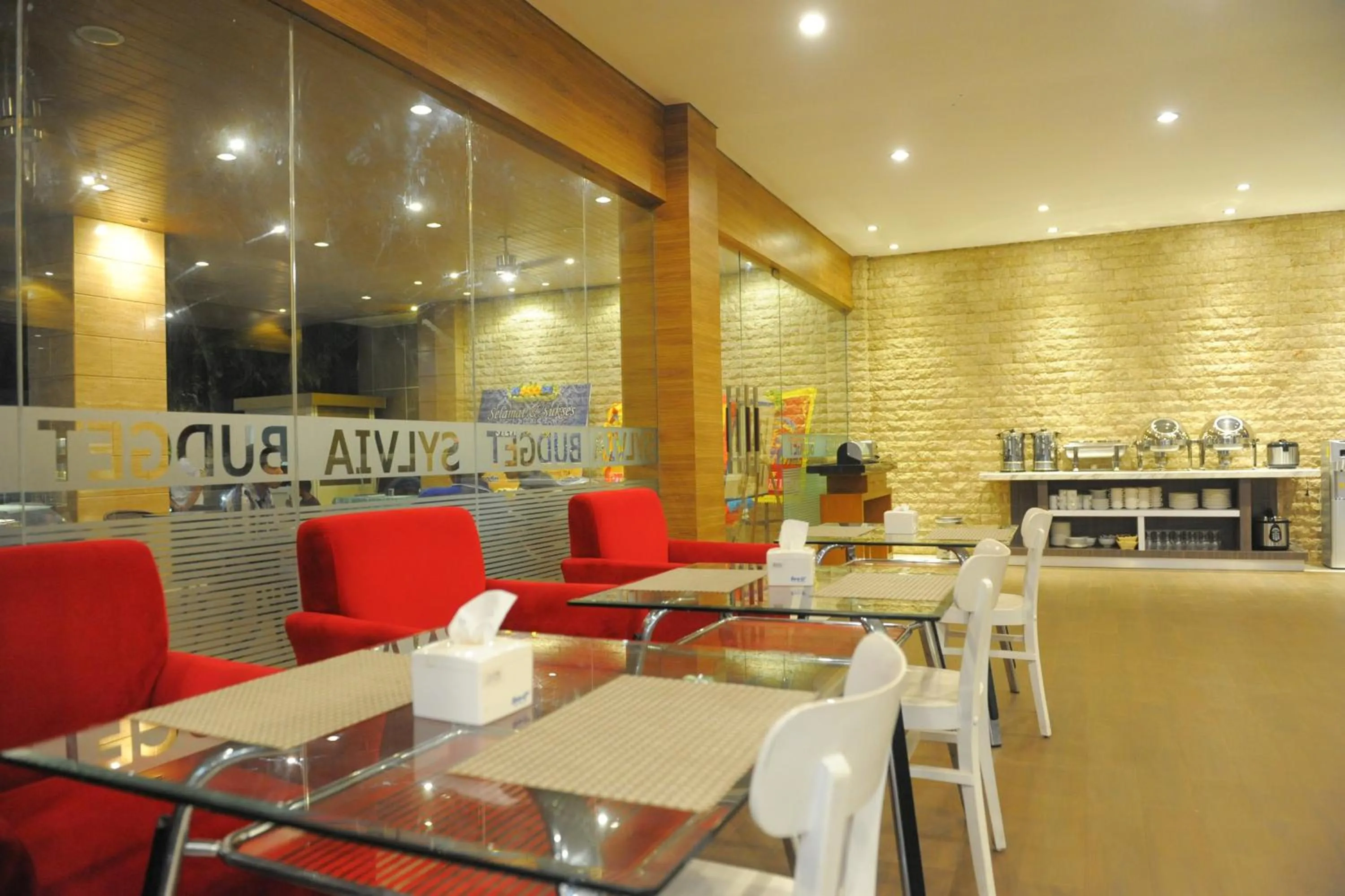 Restaurant/places to eat in Sylvia Hotel Budget