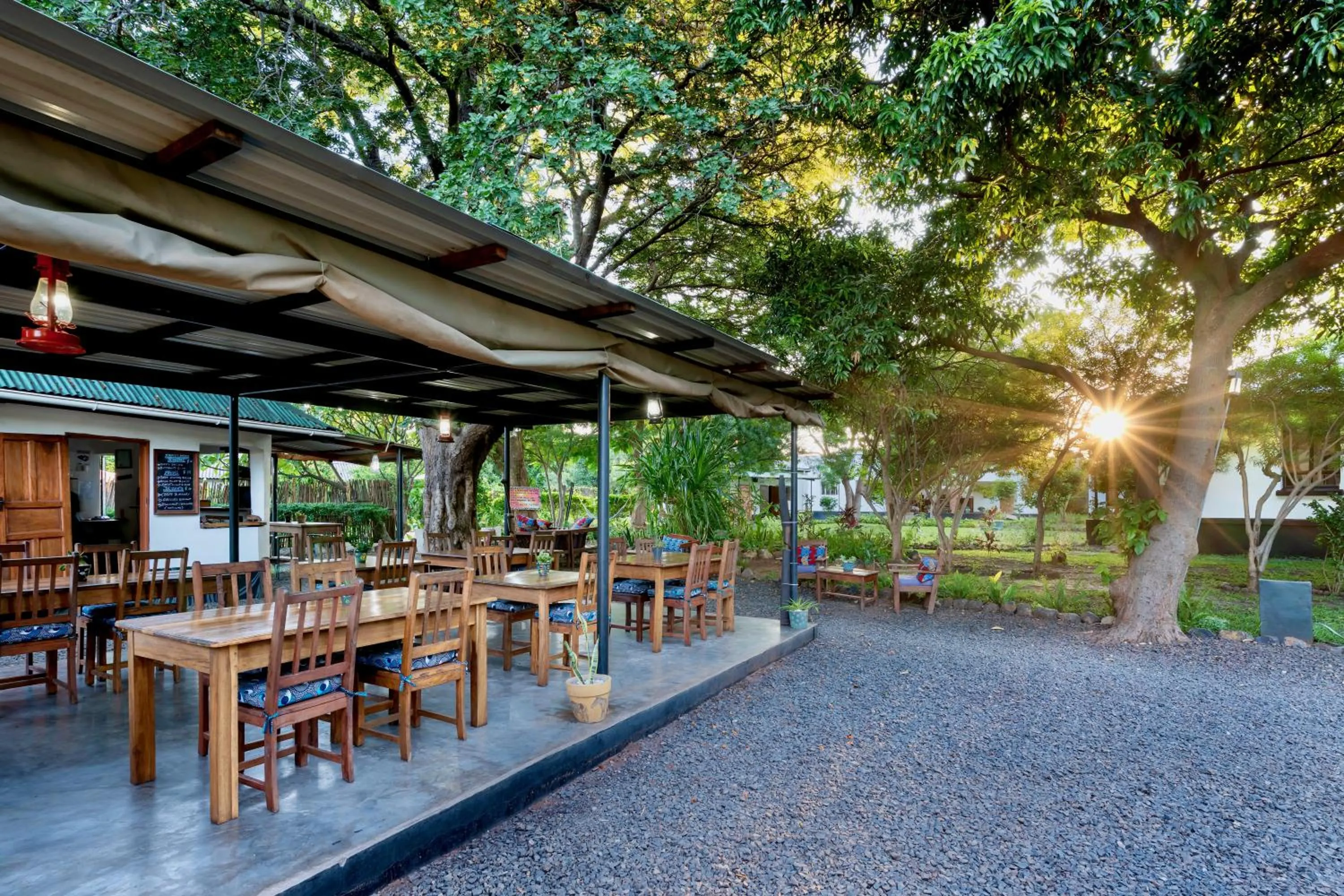 Restaurant/places to eat in Kamunjila Lodge