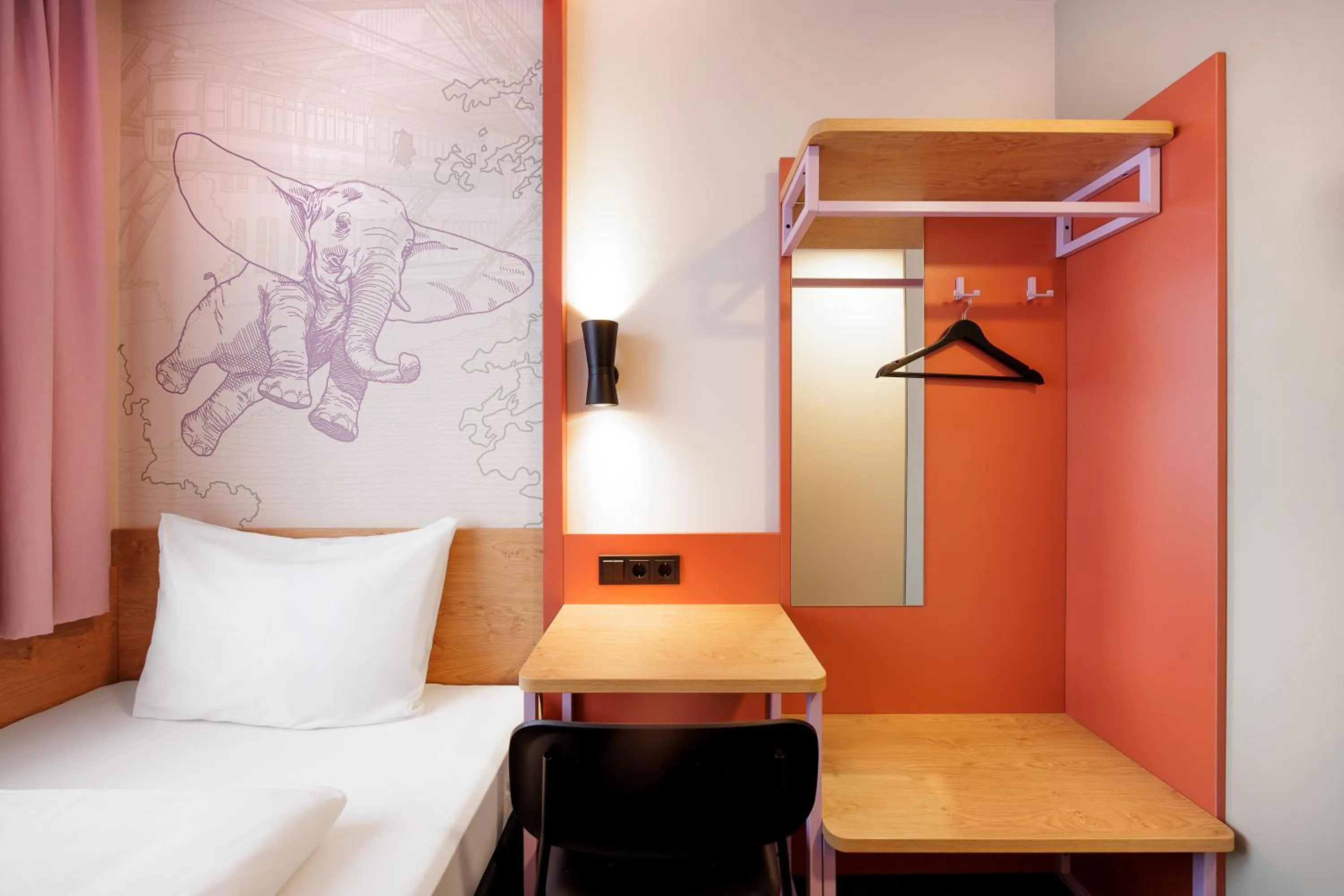 Bed in McDreams Hotel Wuppertal City