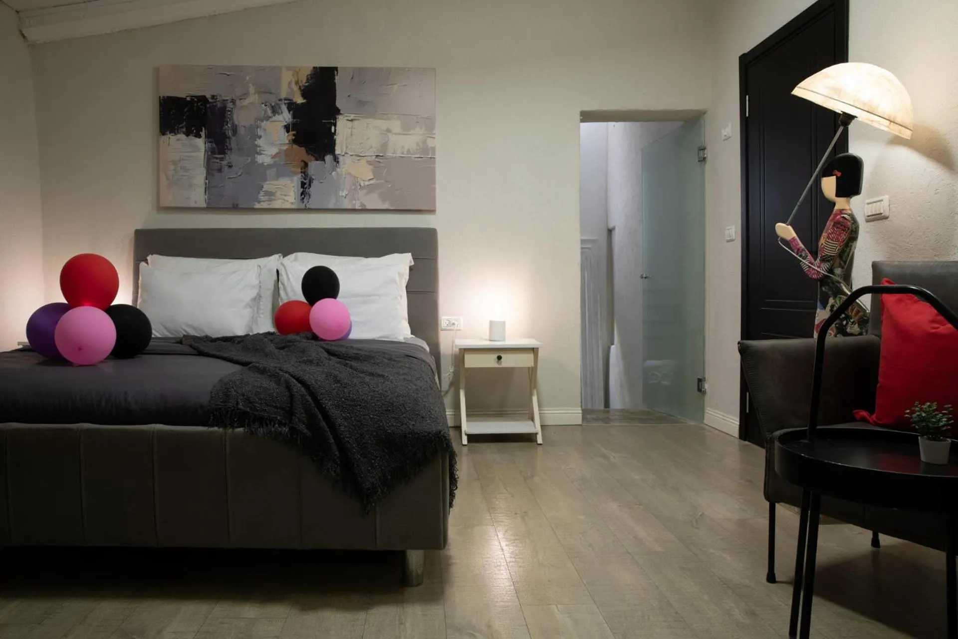 Living room, Bed in Carmel Pearl