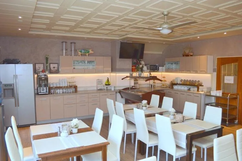 Communal lounge/ TV room in Hotel Herrlichkeit Dornum Janßen