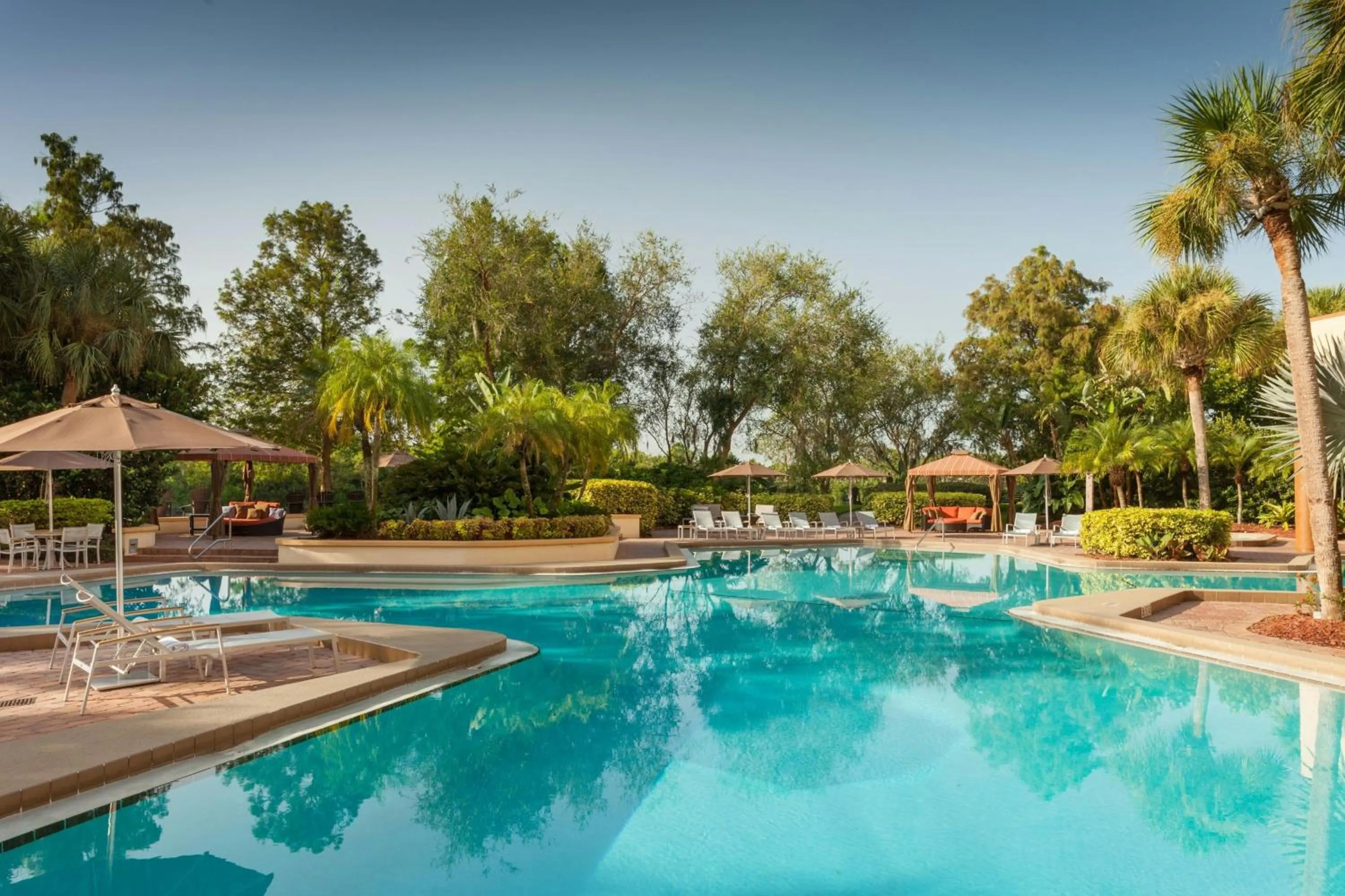 Swimming pool in Marriott Orlando Airport Lakeside