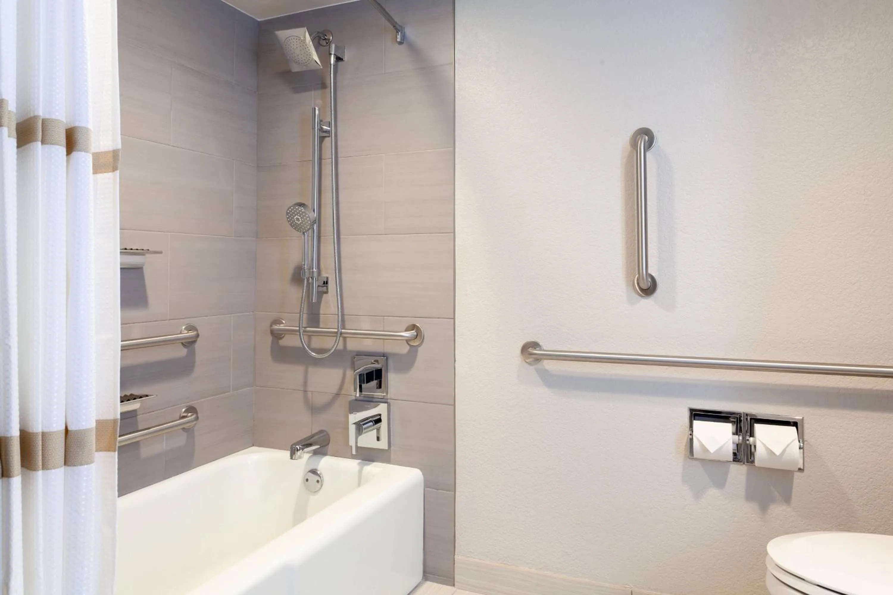 Bathroom in Marriott Orlando Airport Lakeside