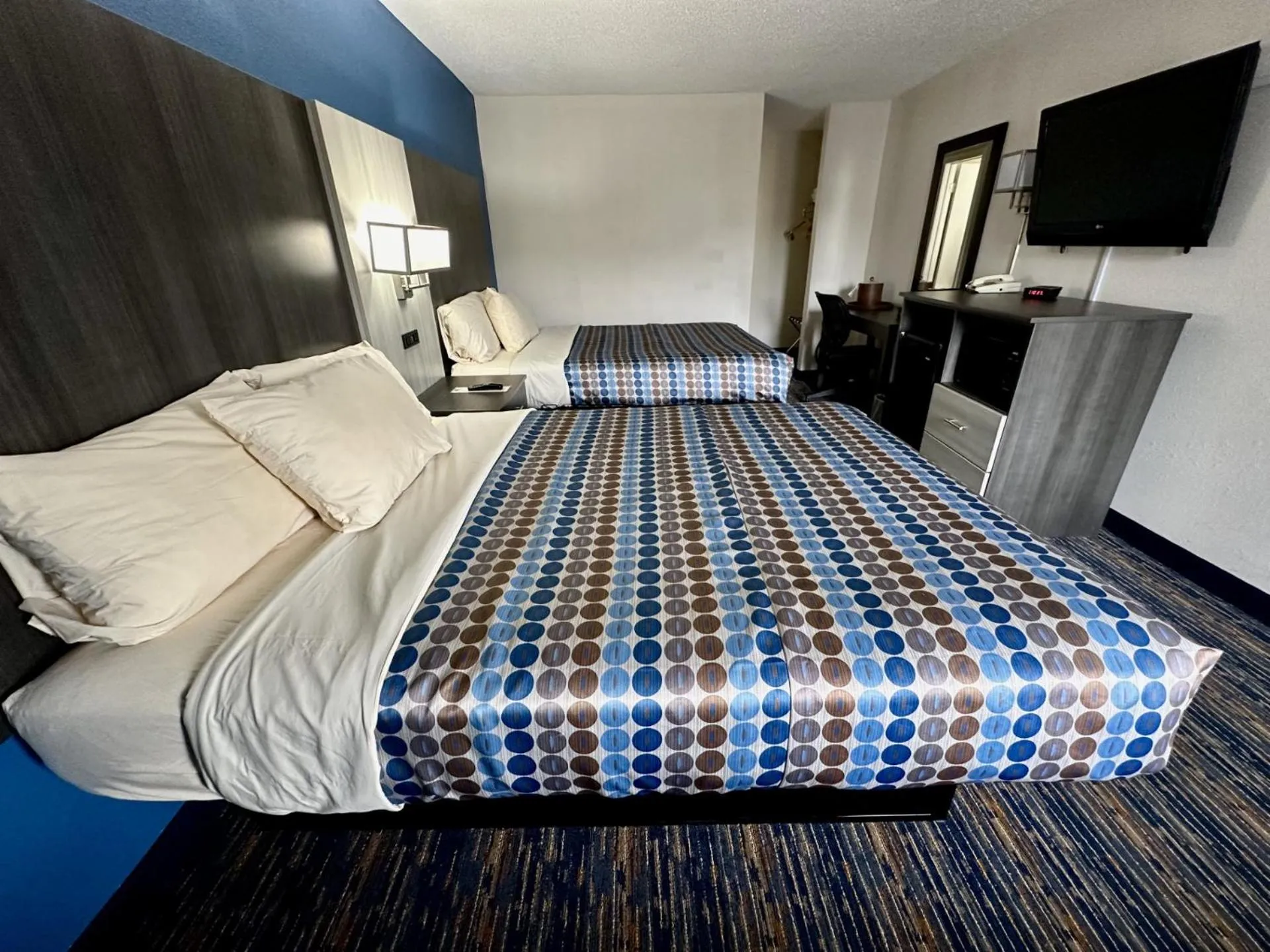 Bed in Red Carpet Inn Orchard Park