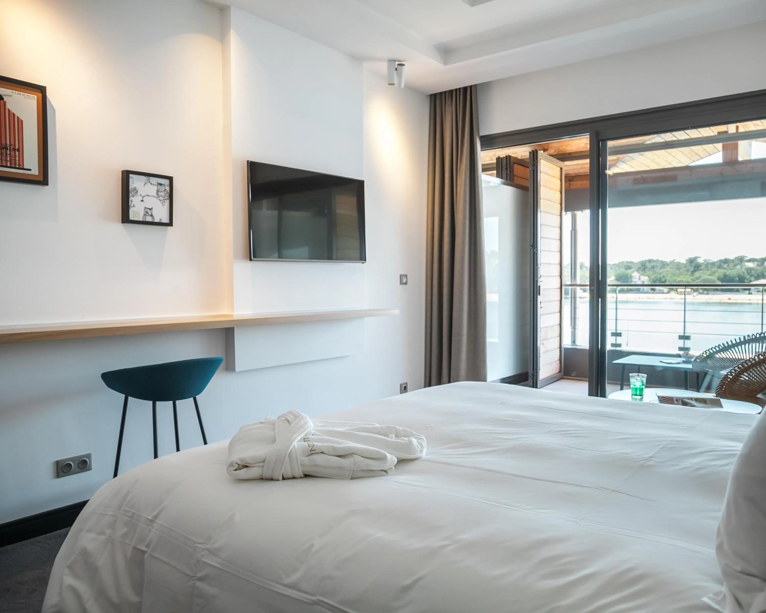 Shower, Bed in Hôtel & Spa Villa Seren