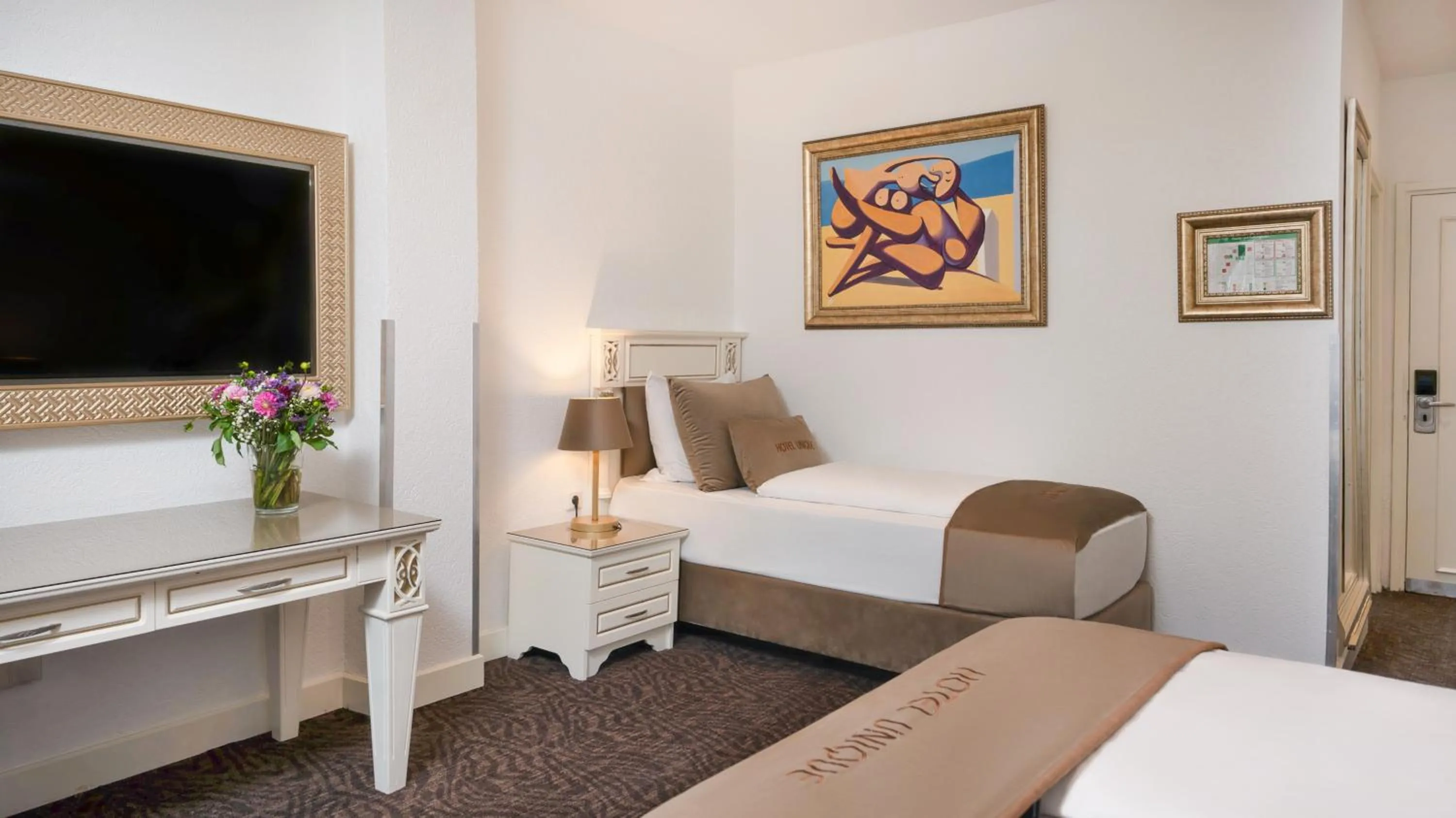 Photo of the whole room, Bed in Hotel Unique Dortmund Hauptbahnhof