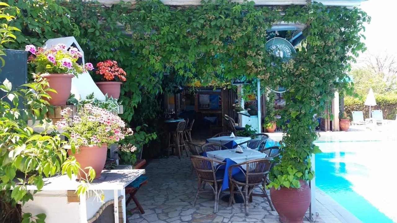 Restaurant/places to eat in Alexandros Studios Apartments