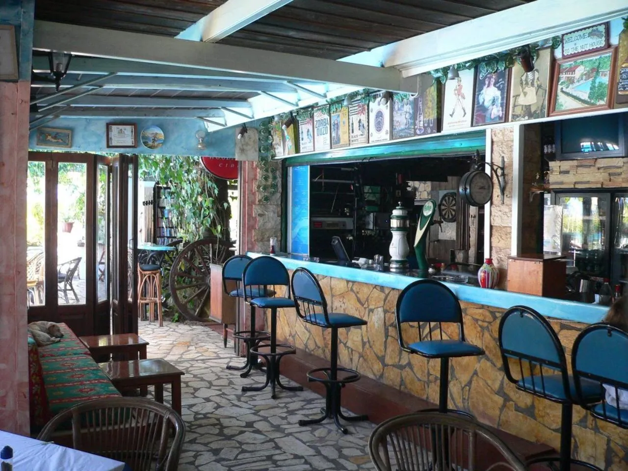 Restaurant/places to eat in Alexandros Studios Apartments