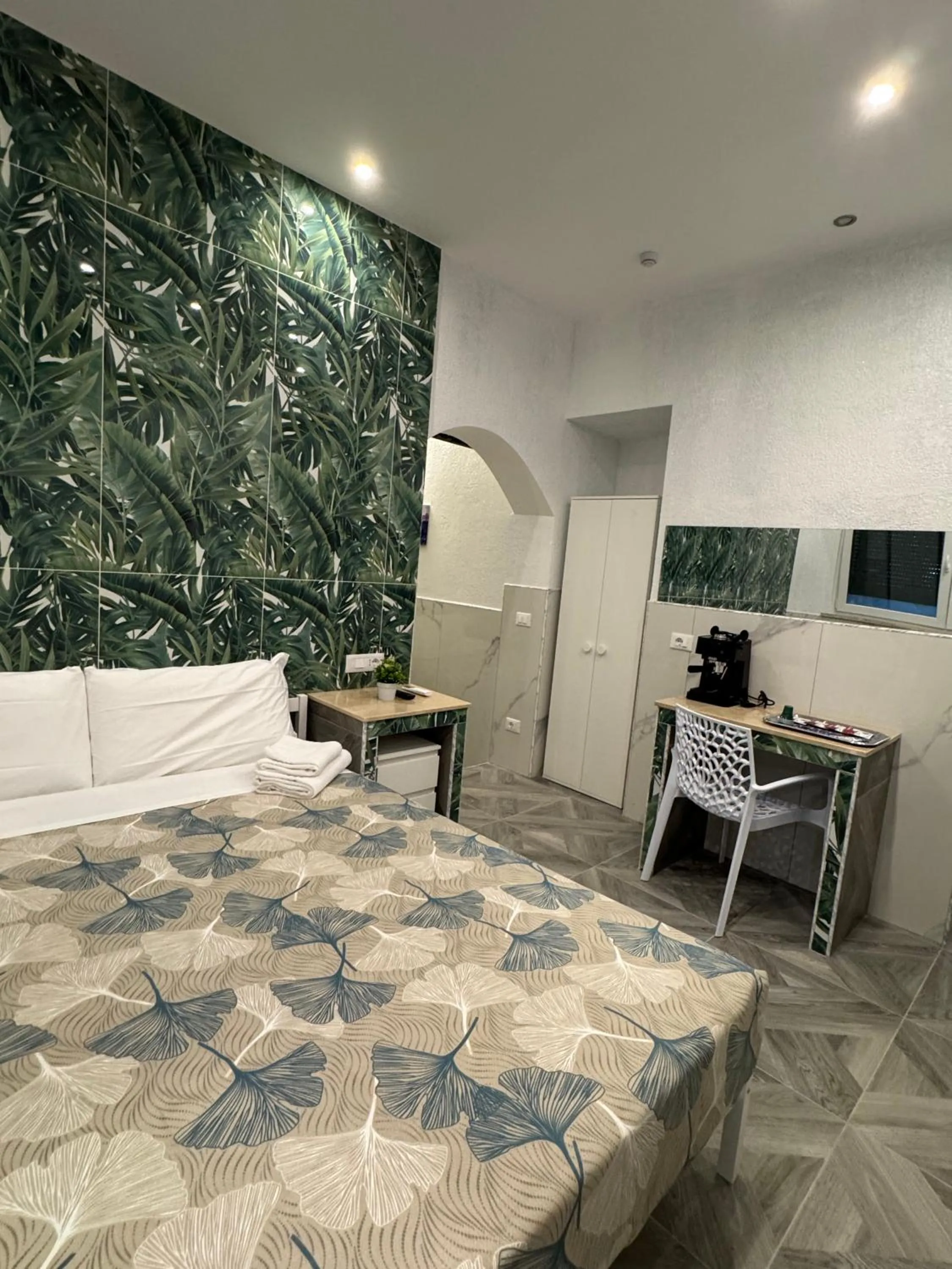 Bedroom, Bed in Fashion Lux