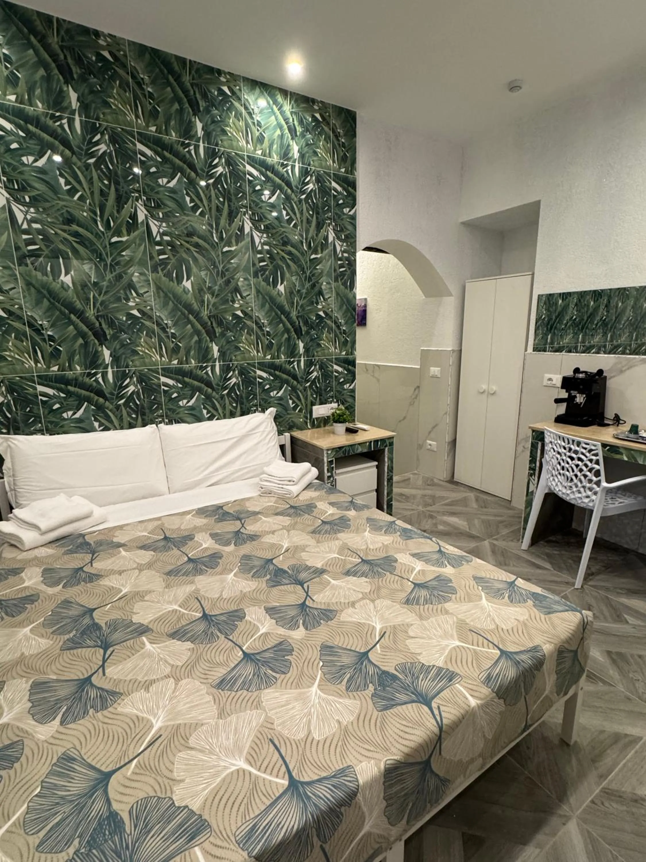 Bedroom, Bed in Fashion Lux