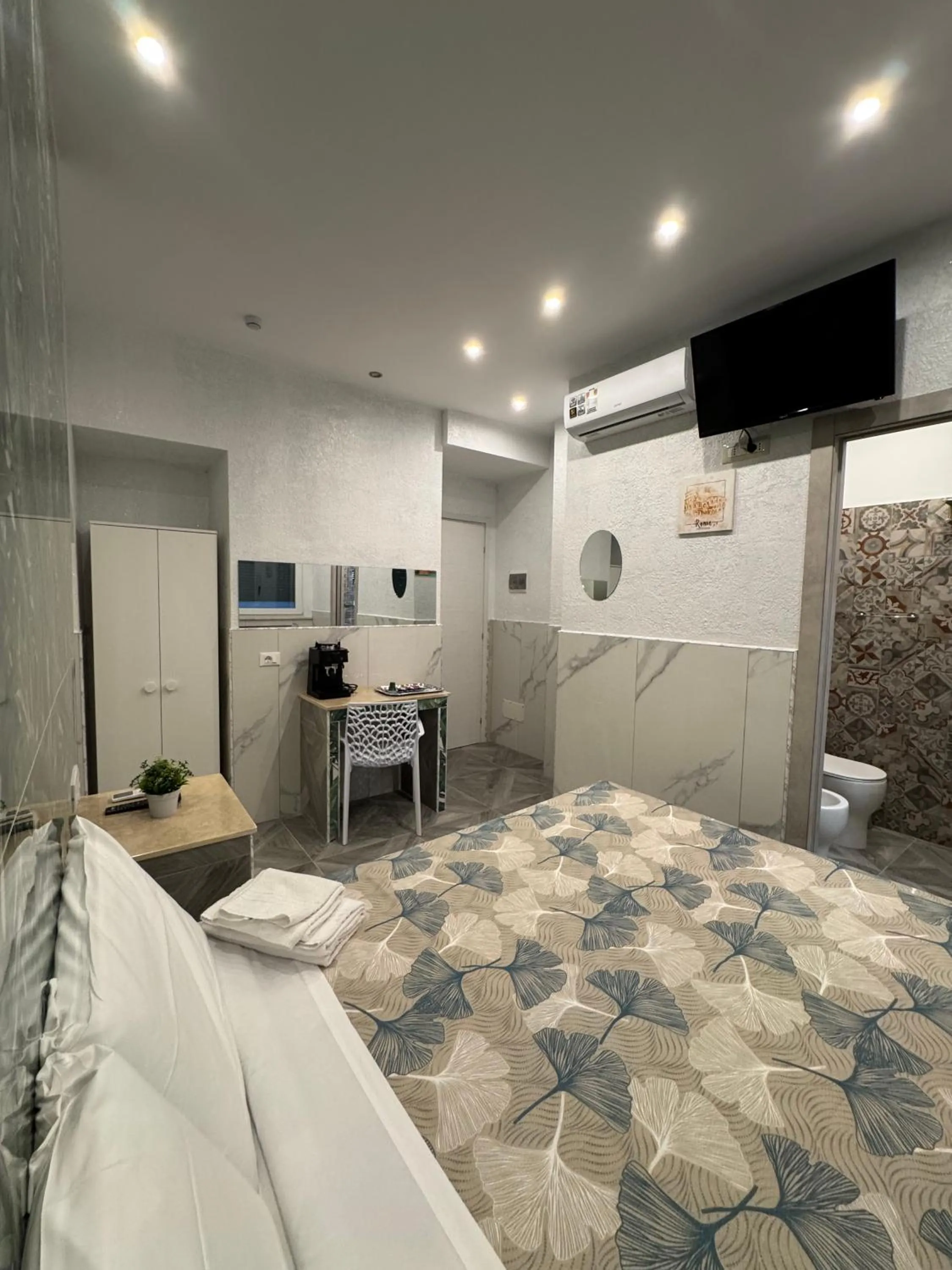 Bedroom, Bed in Fashion Lux