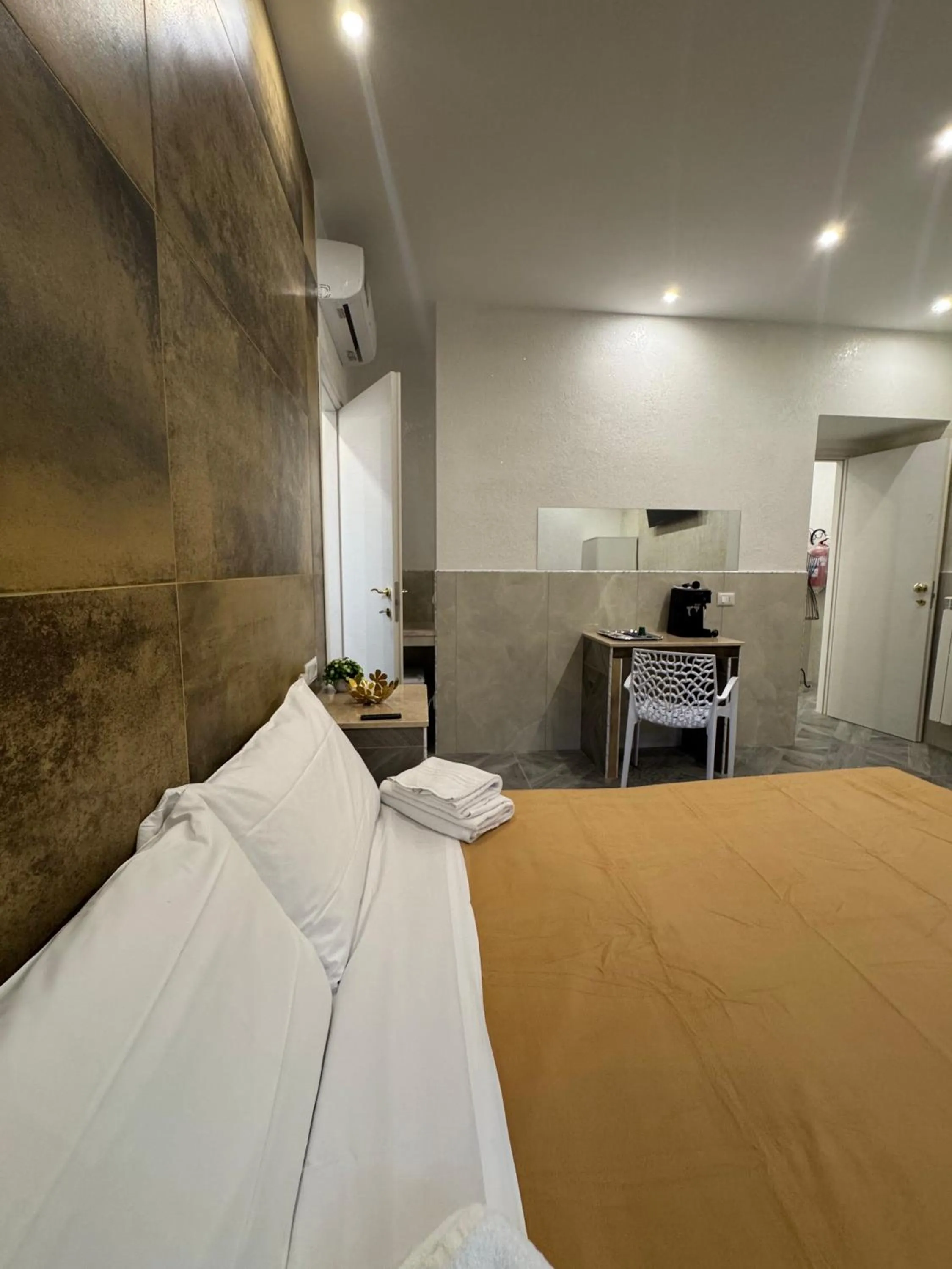 Bedroom, Bed in Fashion Lux