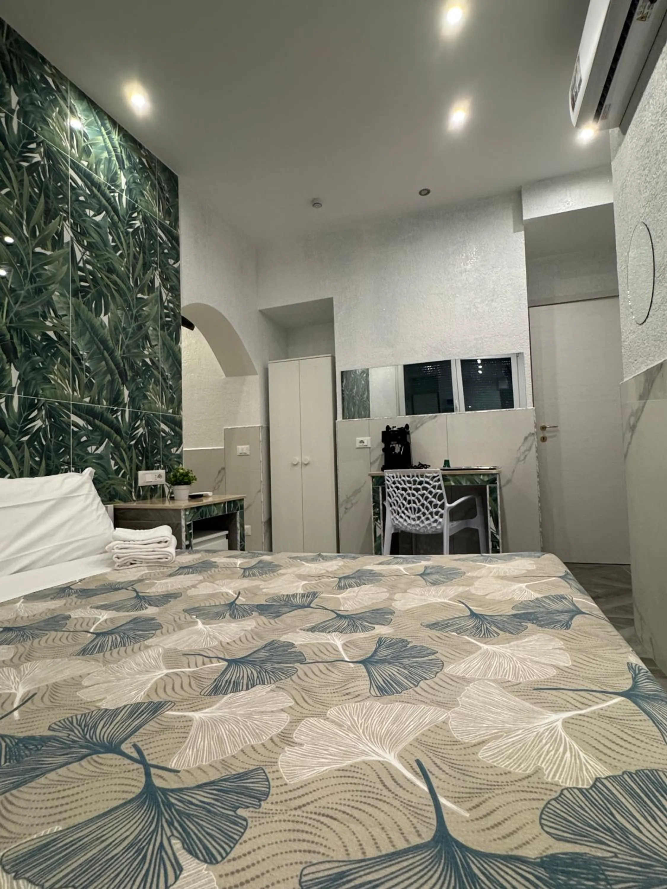 Bedroom, Bed in Fashion Lux