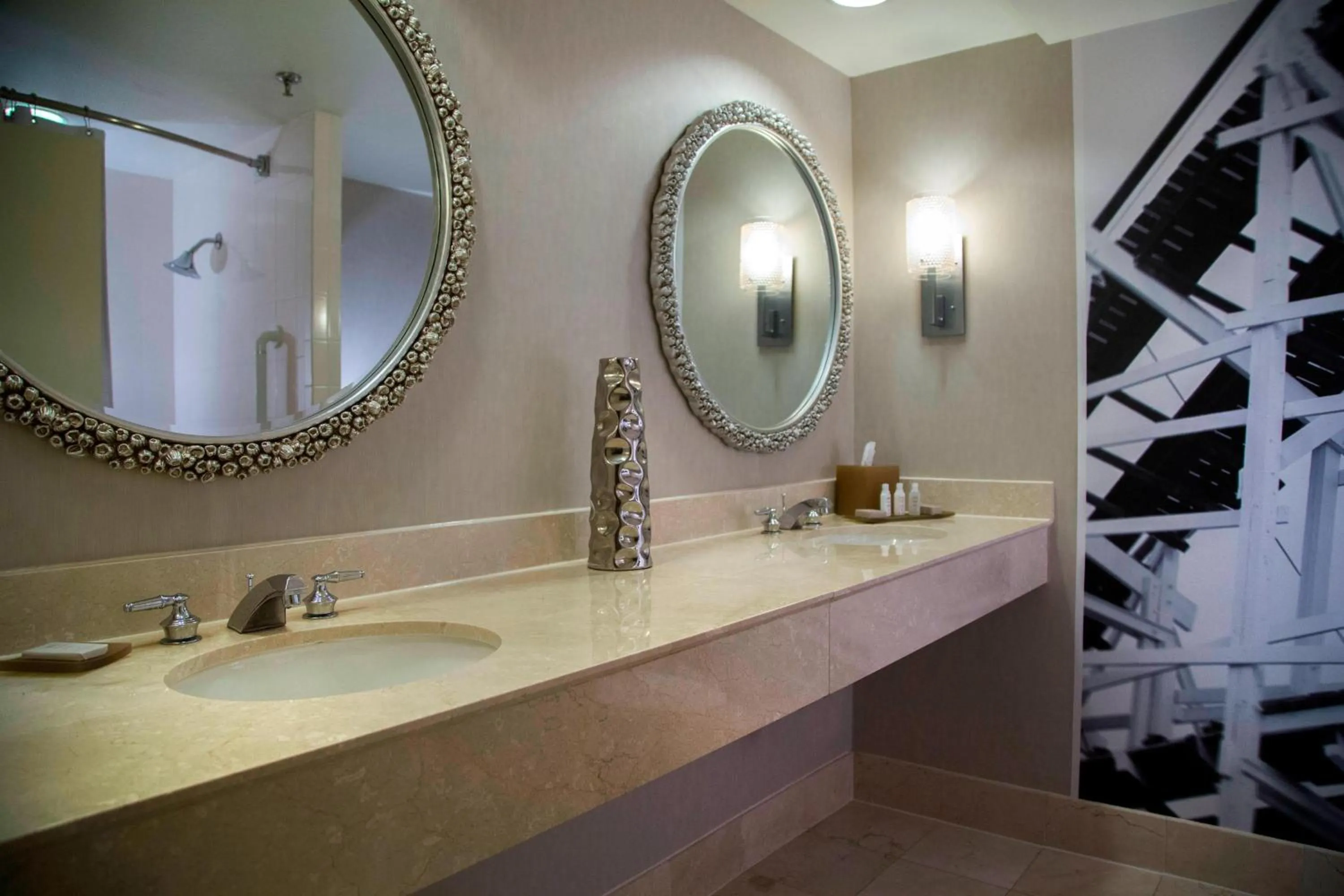 Bathroom in Renaissance Orlando at SeaWorld®