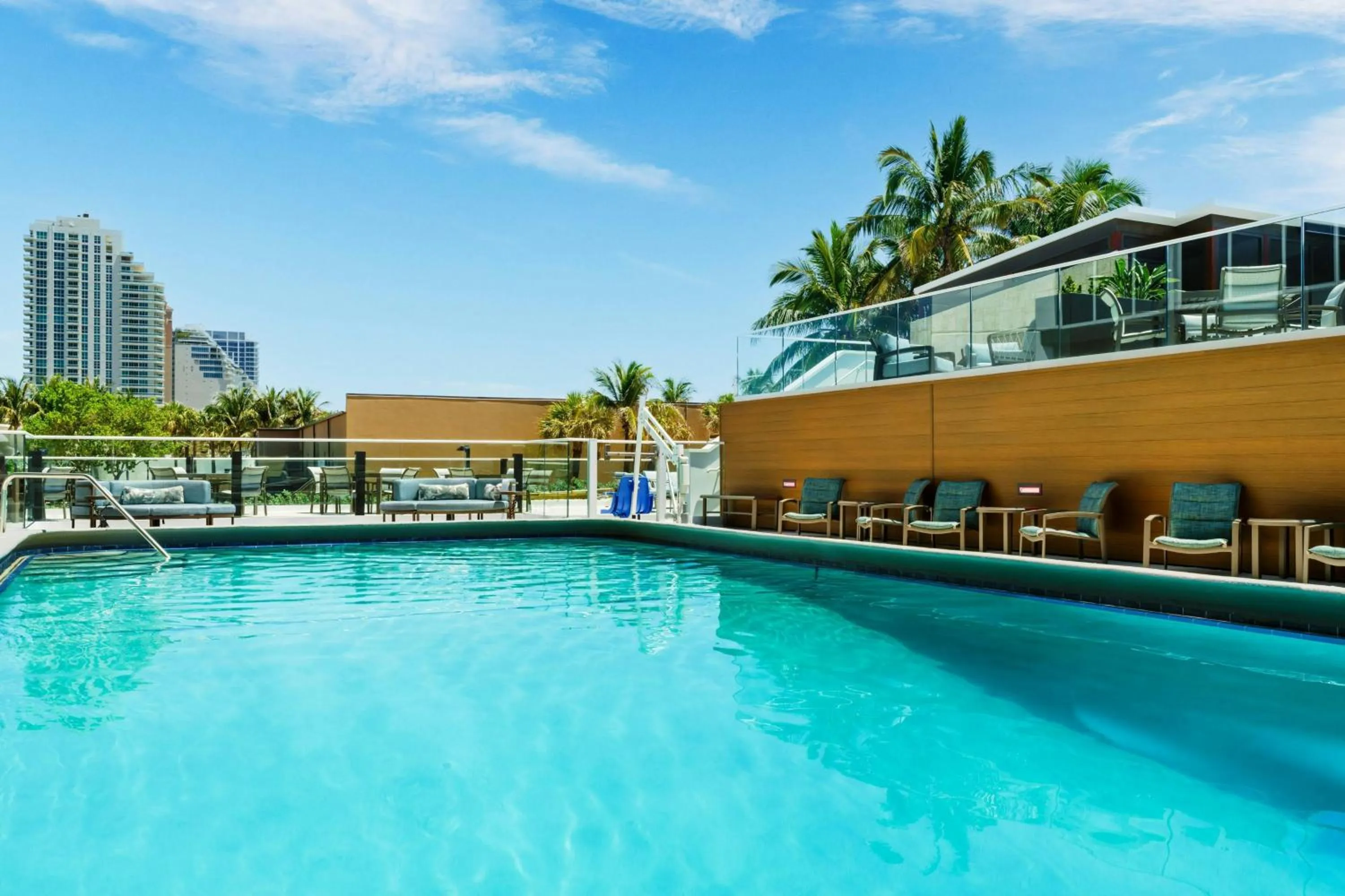 Swimming pool in Courtyard by Marriott Oceanside Fort Lauderdale Beach