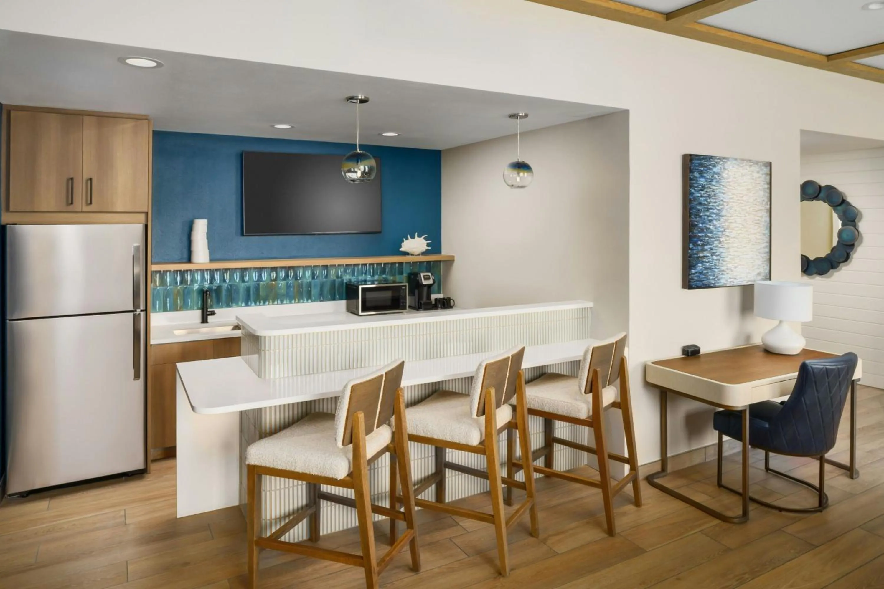 Kitchen or kitchenette in Courtyard by Marriott Oceanside Fort Lauderdale Beach