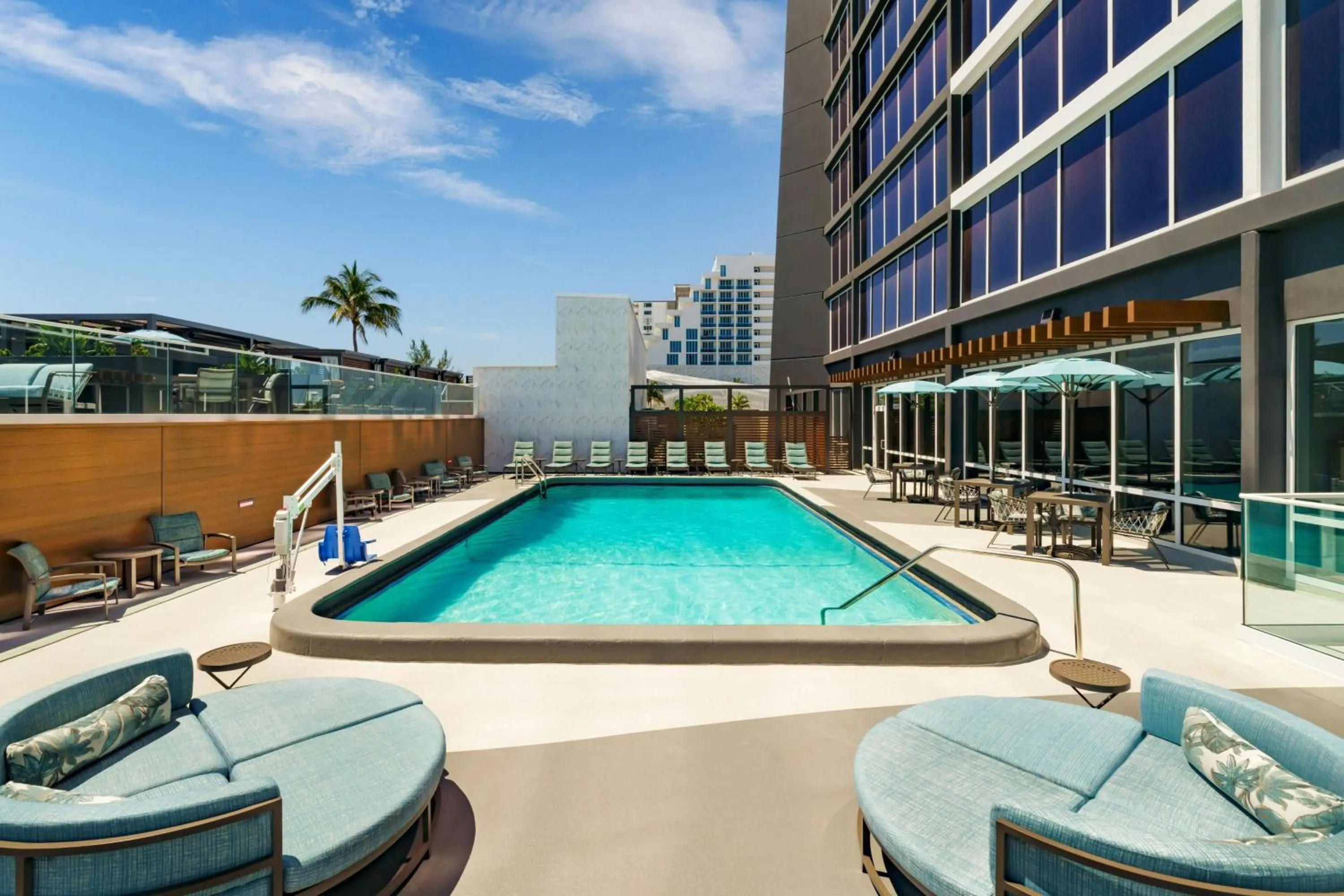 Swimming pool in Courtyard by Marriott Oceanside Fort Lauderdale Beach