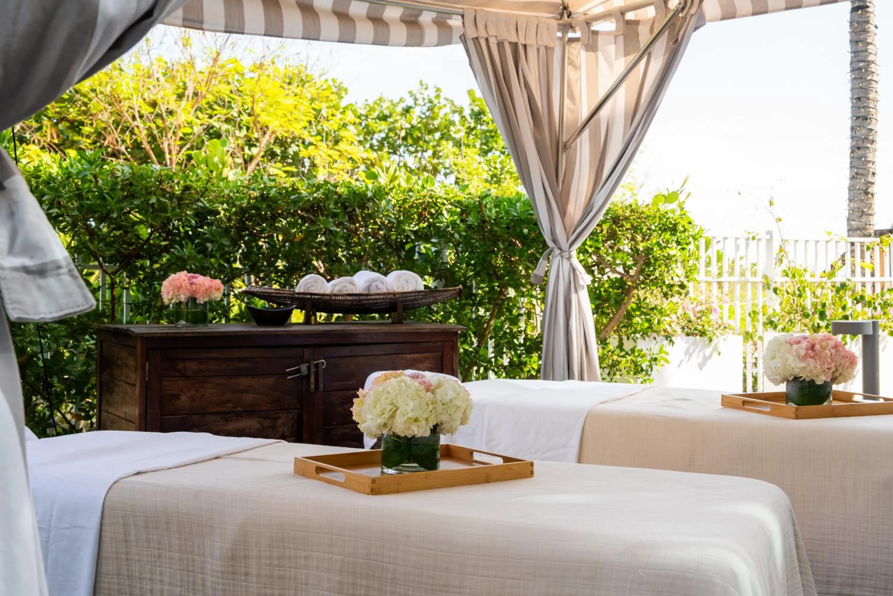 Spa and wellness centre/facilities, Bed in Cadillac Hotel & Beach Club, Autograph Collection