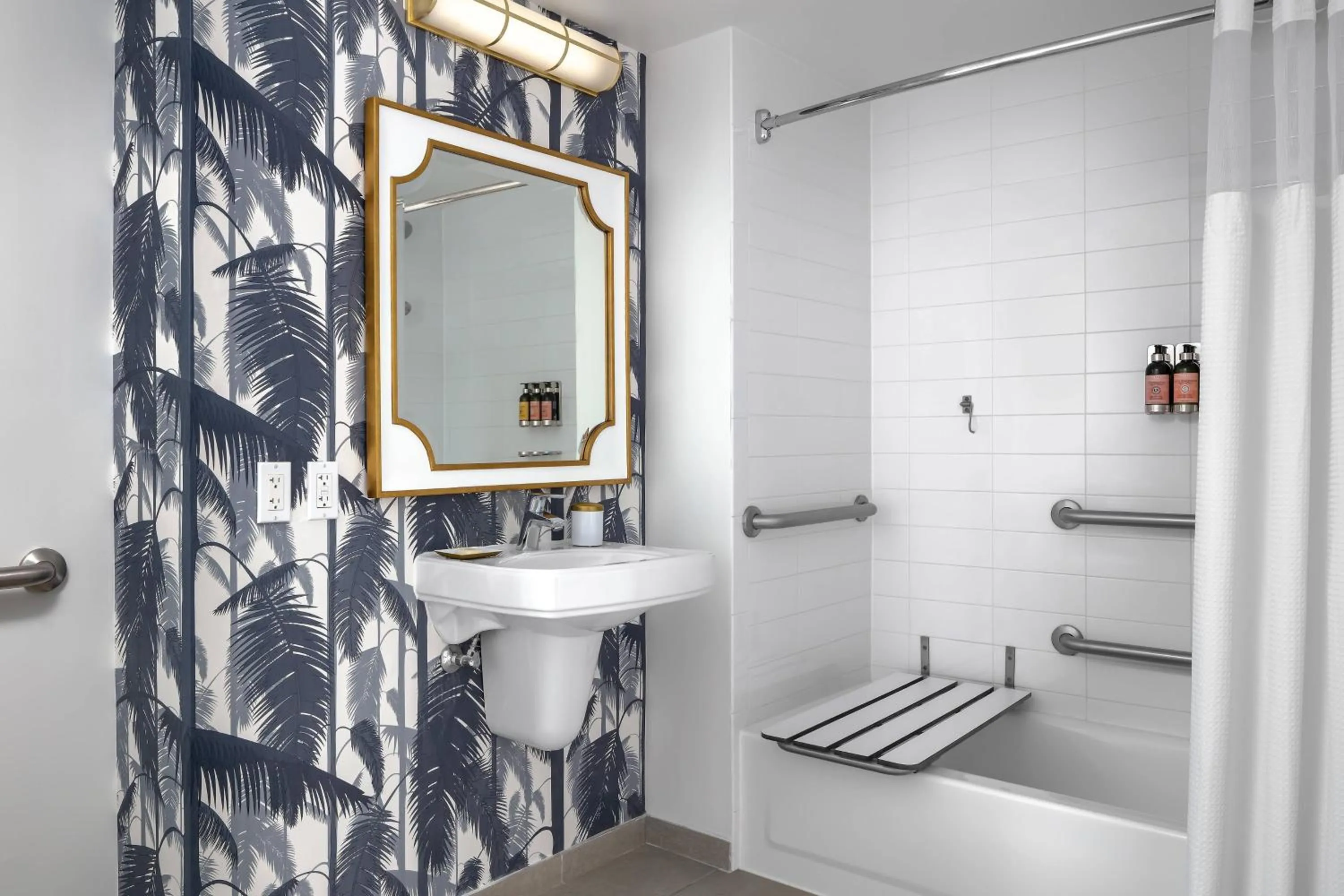 Bathroom in Cadillac Hotel & Beach Club, Autograph Collection