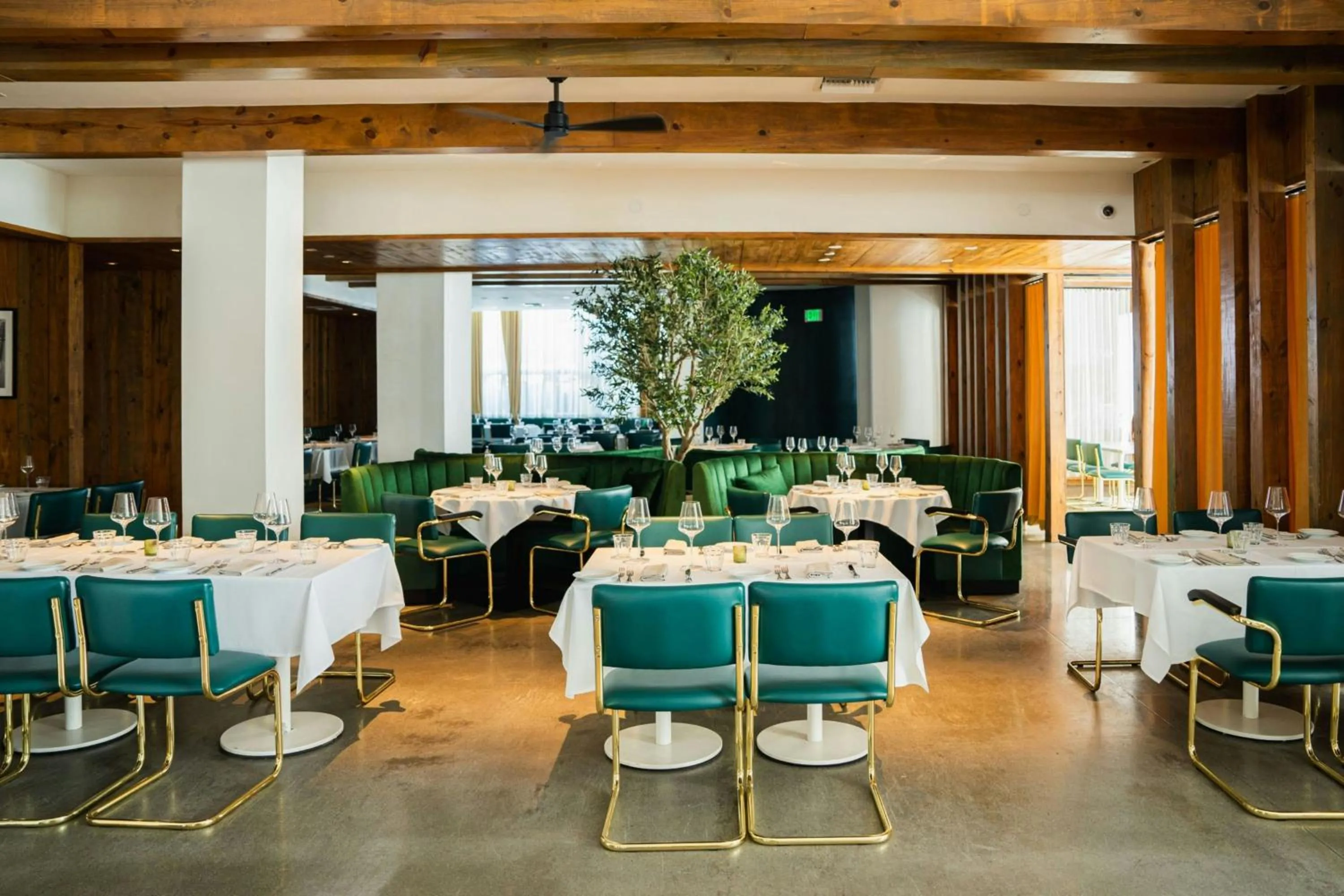 Restaurant/places to eat in Cadillac Hotel & Beach Club, Autograph Collection