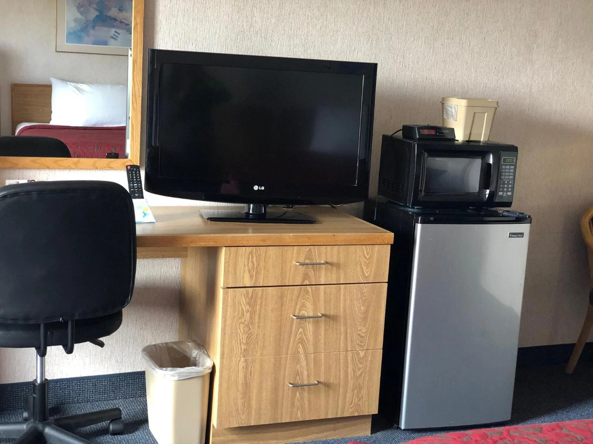 Bedroom, TV/Entertainment Center in AIRPORT LODGING Pittsburgh Airport