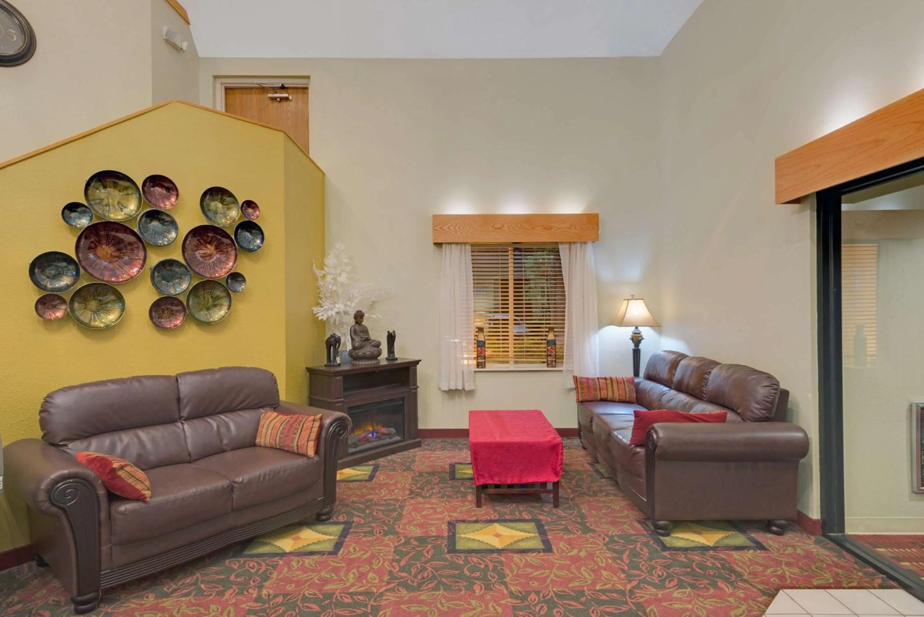 Lobby or reception, Lounge/Bar in AIRPORT LODGING Pittsburgh Airport