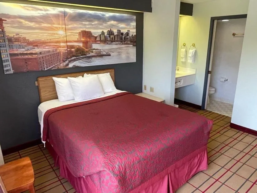 Bedroom in AIRPORT LODGING Pittsburgh Airport