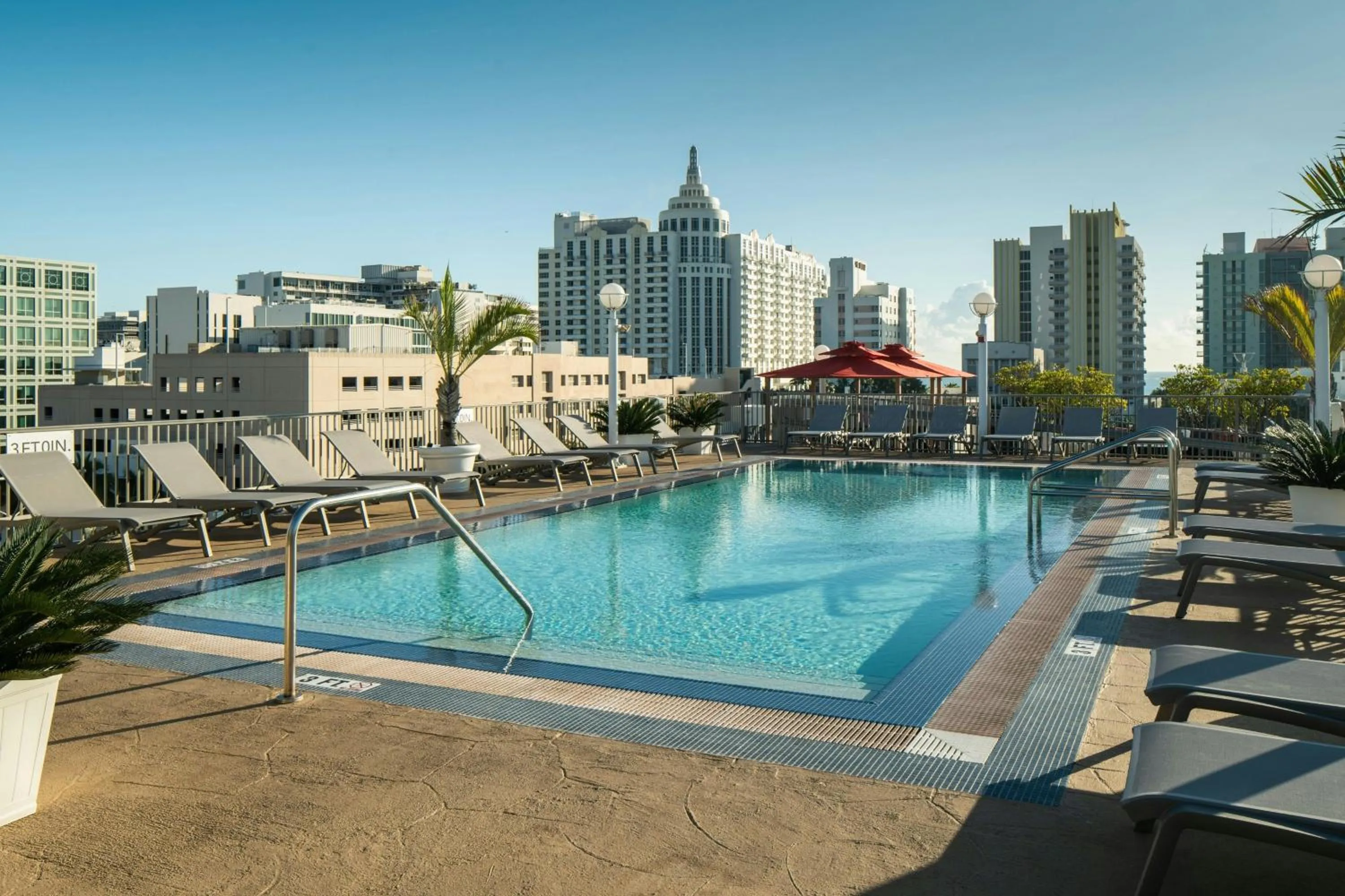 Swimming pool in Courtyard Miami Beach South Beach