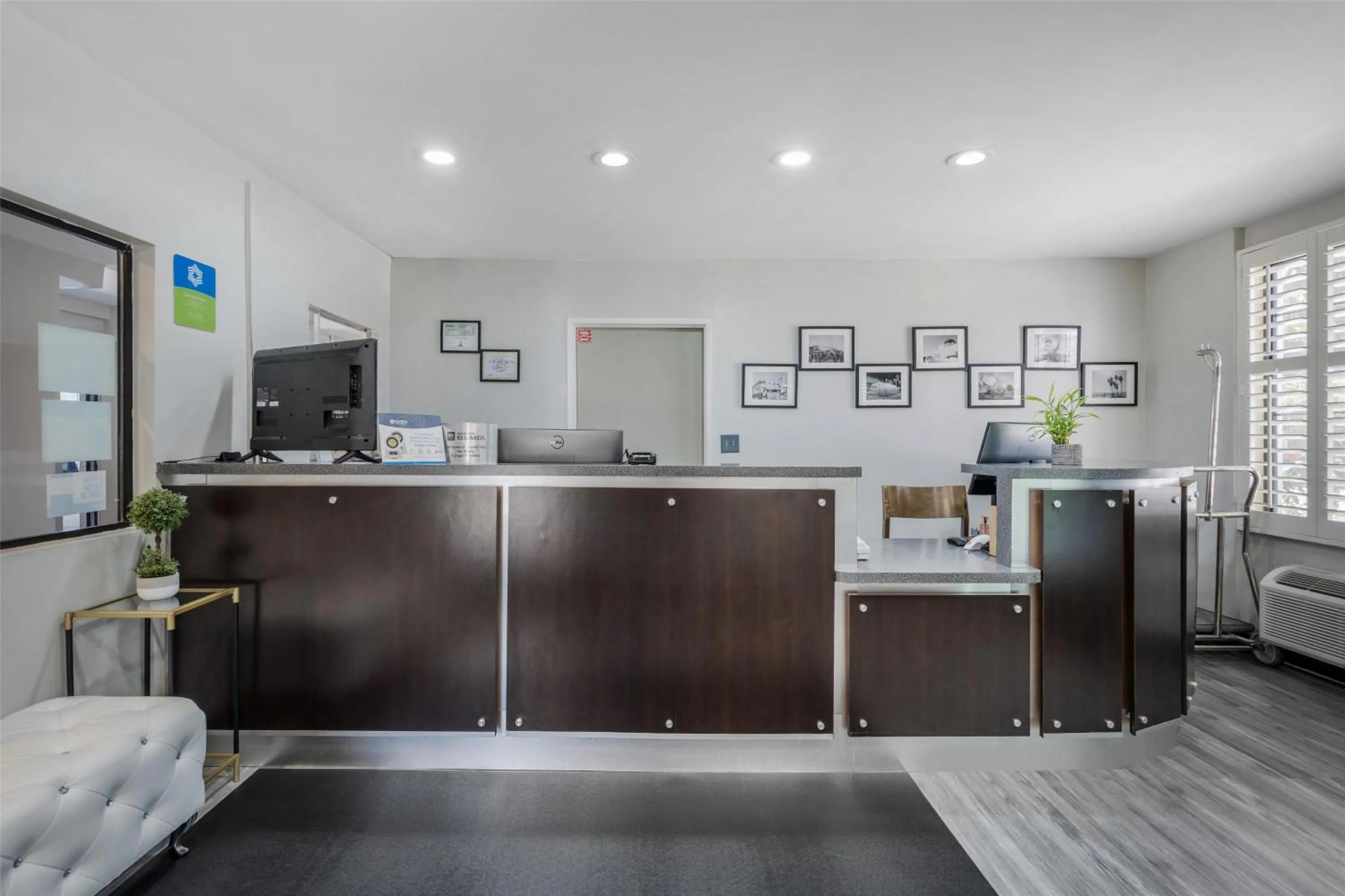 Lobby or reception in SureStay Hotel by Best Western Beverly Hills West LA