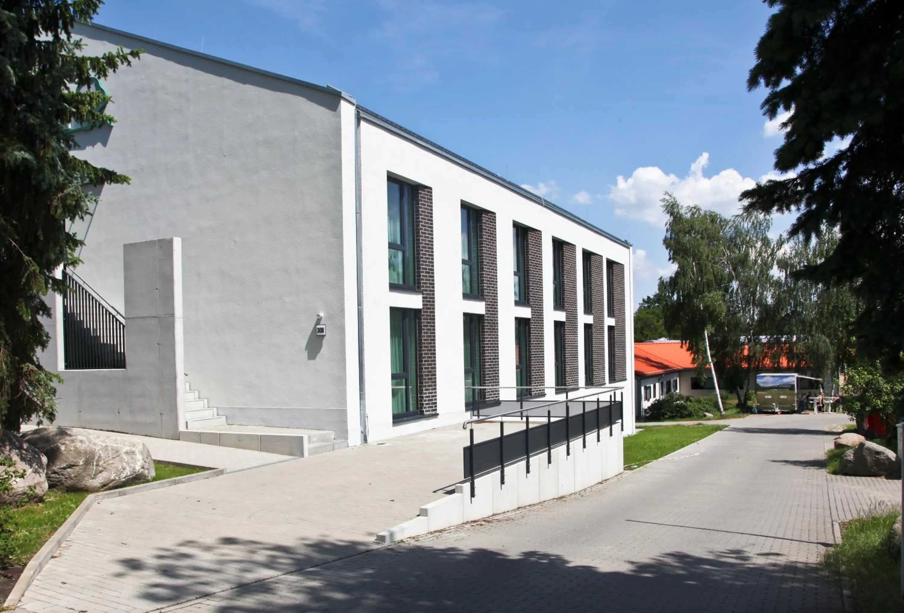 Facade/entrance in Country Inn Suitenhotel