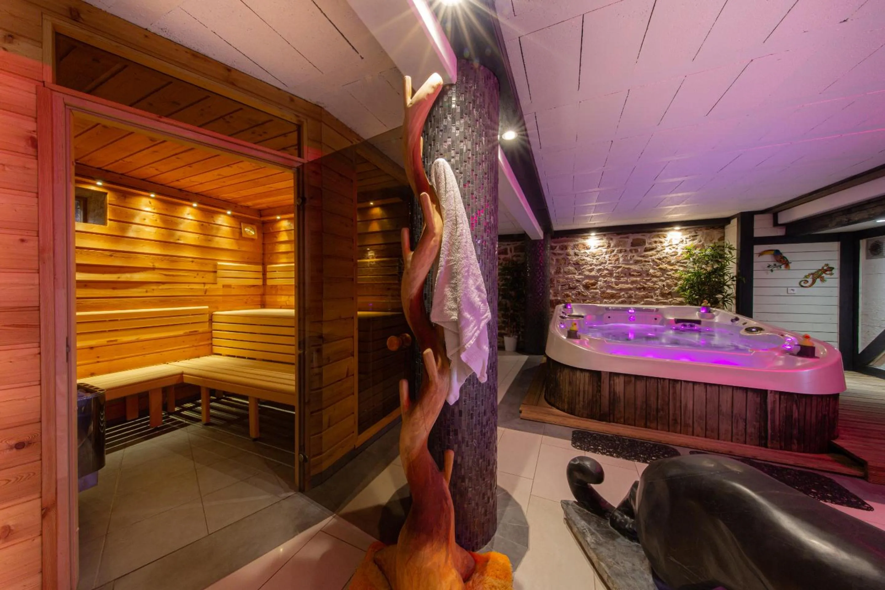 Spa and wellness centre/facilities in Le Domaine du Verger gîtes et SPA