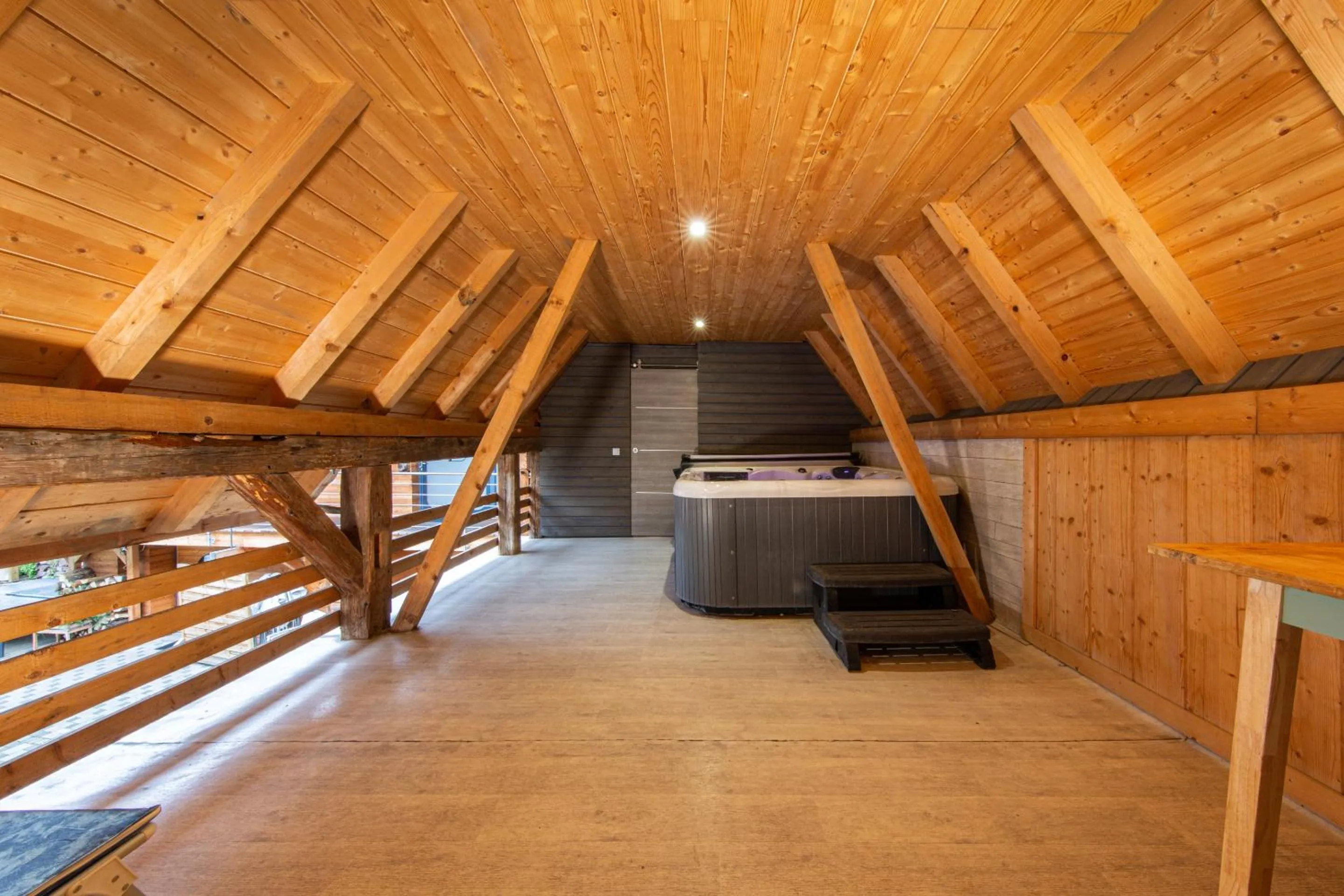 Hot Tub in Le Domaine du Verger gîtes et SPA