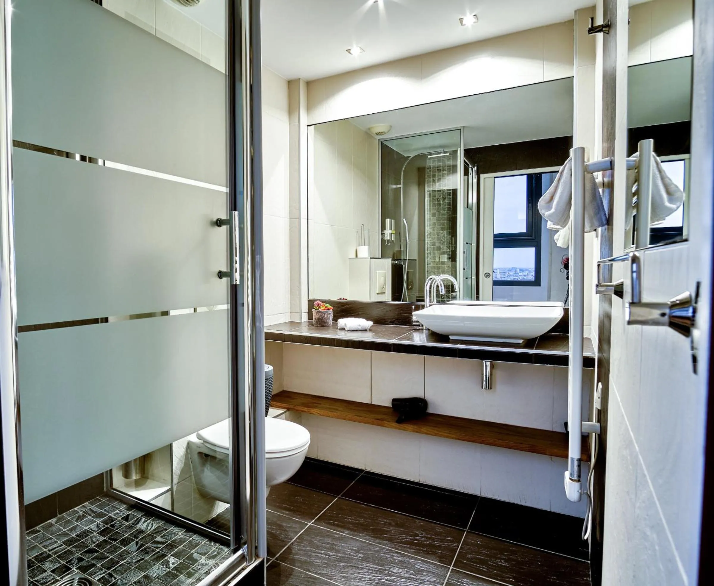 Bathroom, Bed in Haut Lofts - Toulouse Centre Ramblas