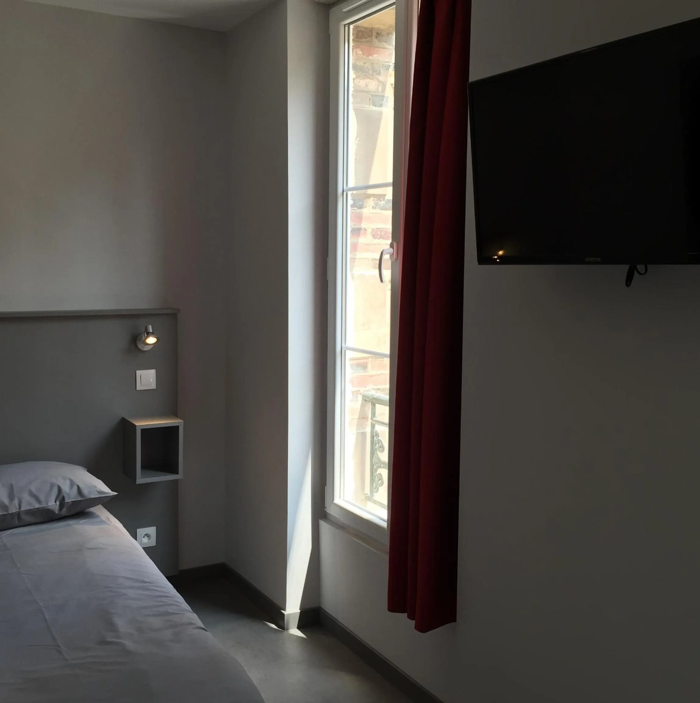 Decorative detail, Bed in Smartappart Caen Grusse