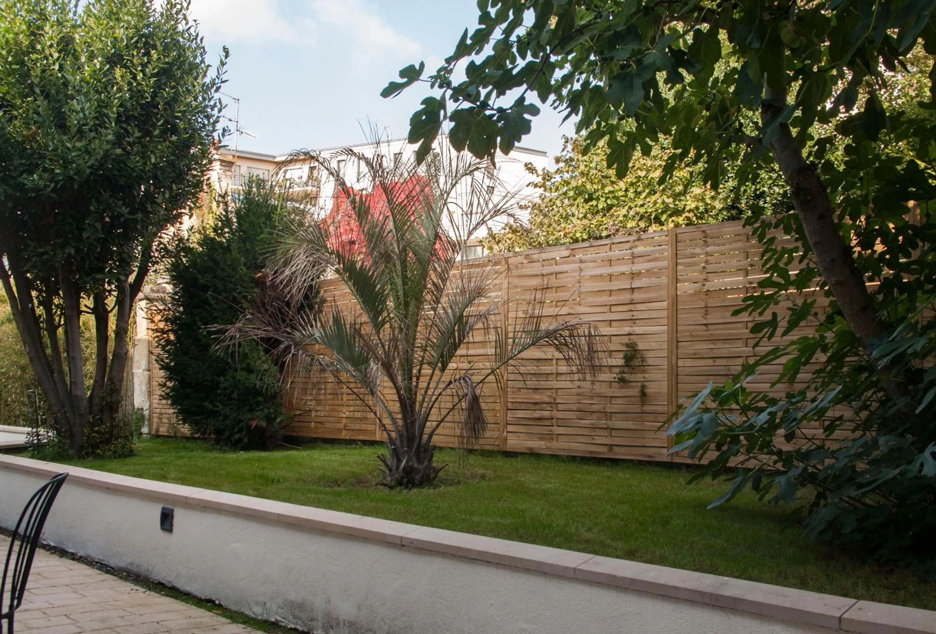 Garden view in Smartappart Caen Grusse