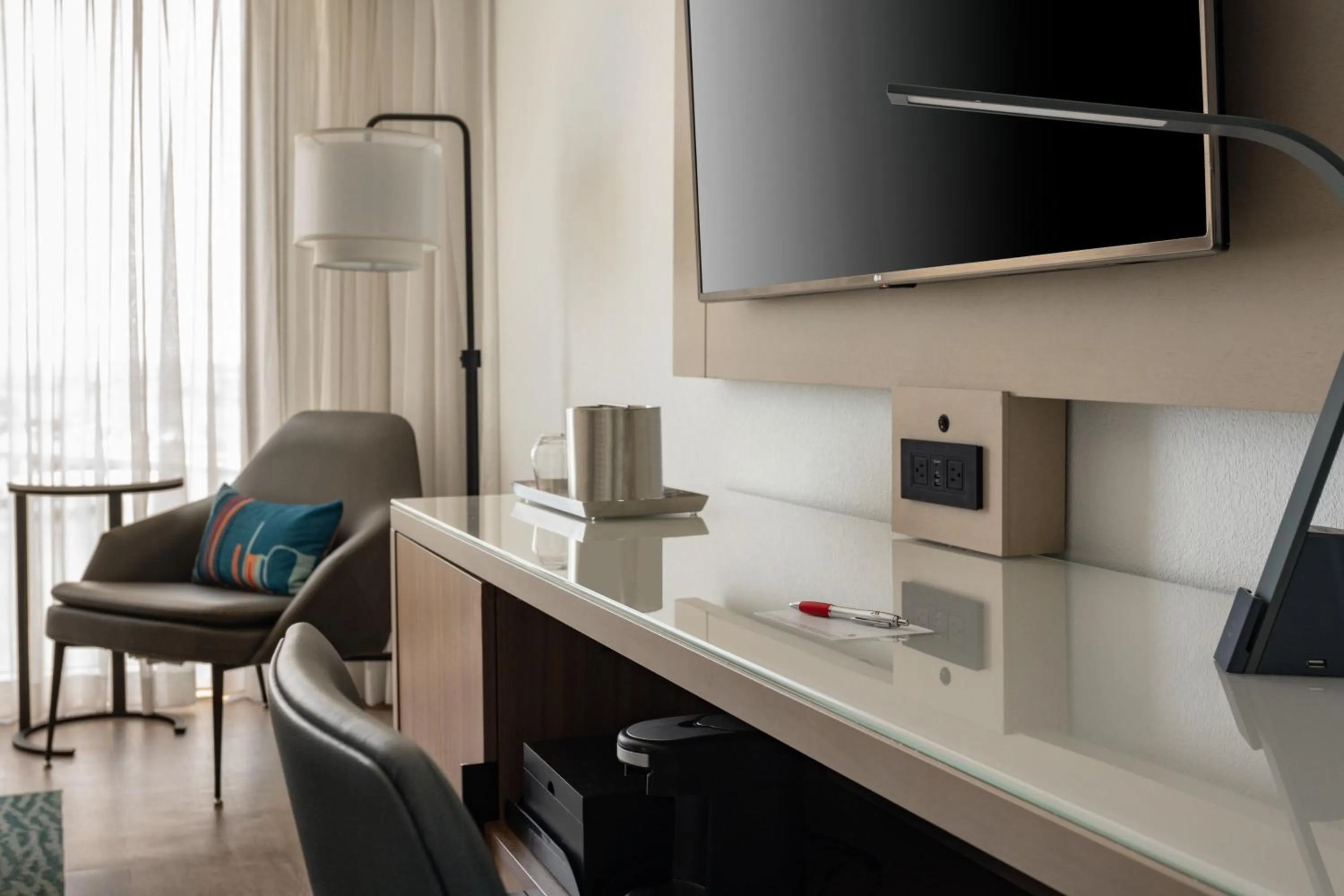 Photo of the whole room in Miami Marriott Biscayne Bay