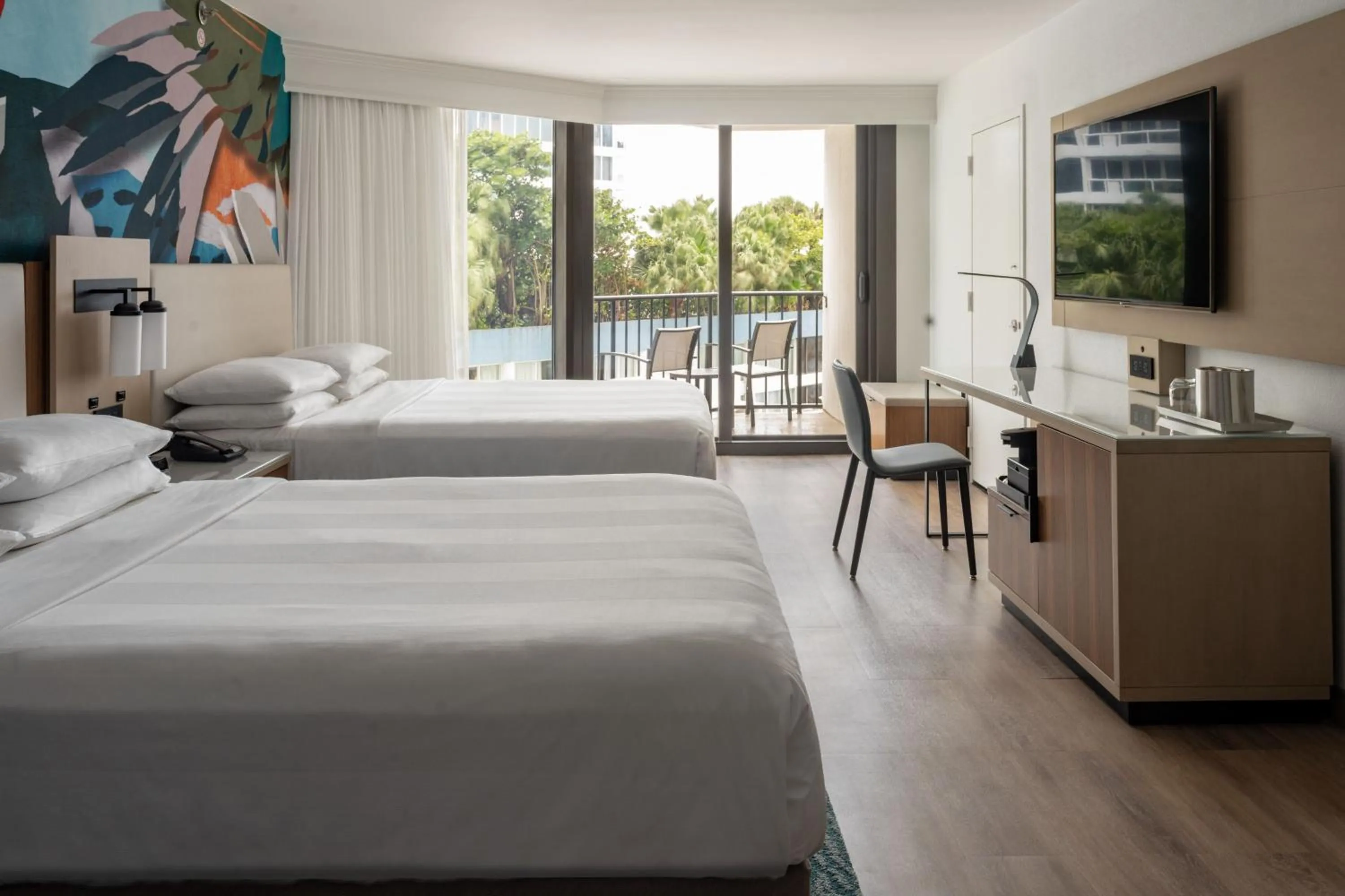 Swimming pool, Bed in Miami Marriott Biscayne Bay