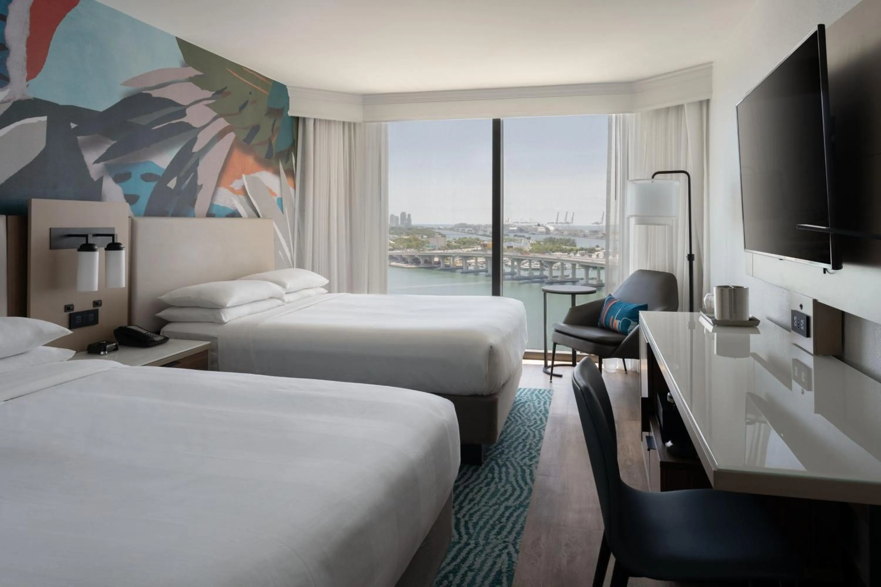 Photo of the whole room, Bed in Miami Marriott Biscayne Bay